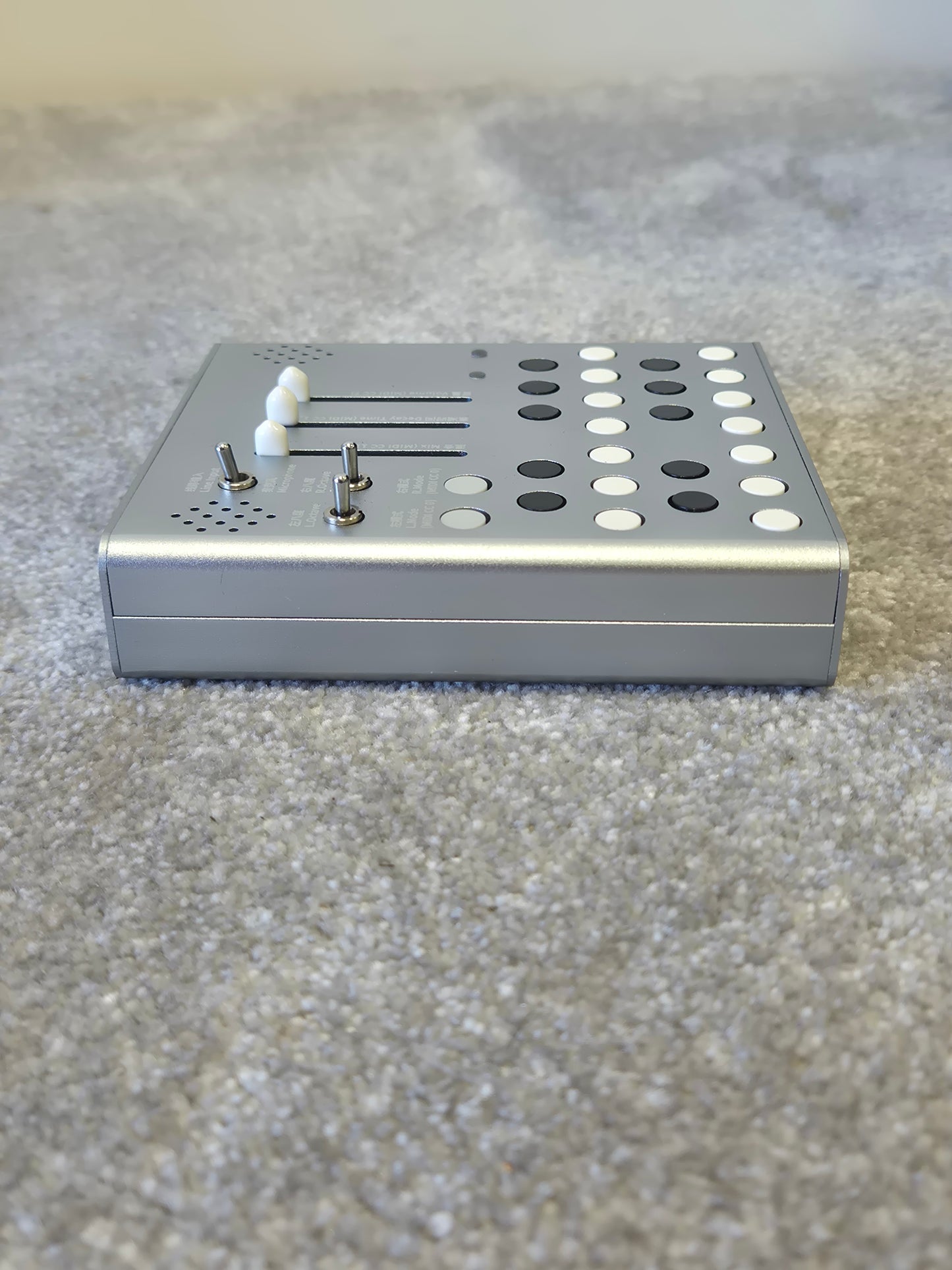 Meng Qi Wingie 2 Silver - Digital Synthesizer - Excellent