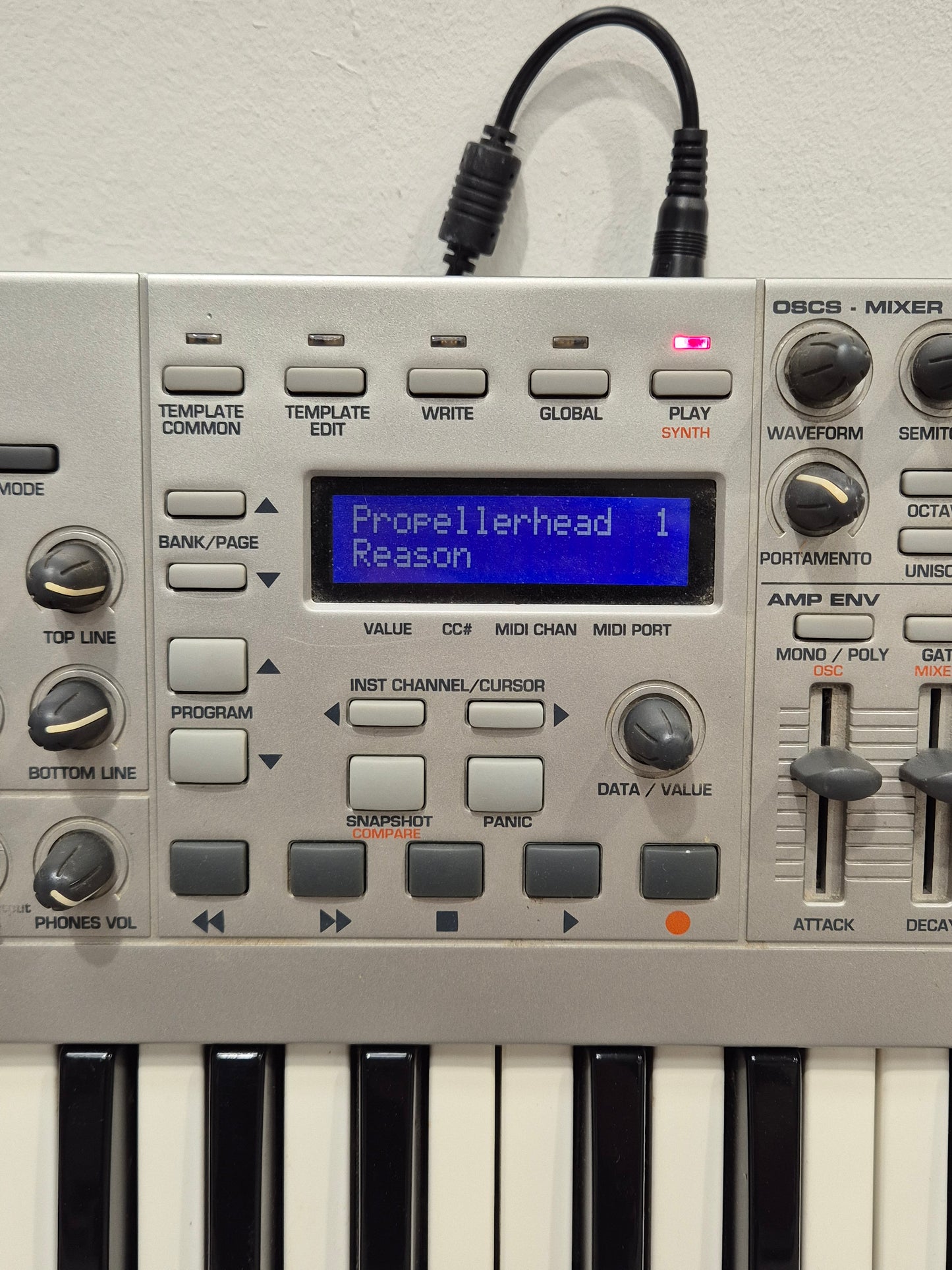 Novation X-Station 61 - Virtual Analog Synthesizer w/ Soft Bag