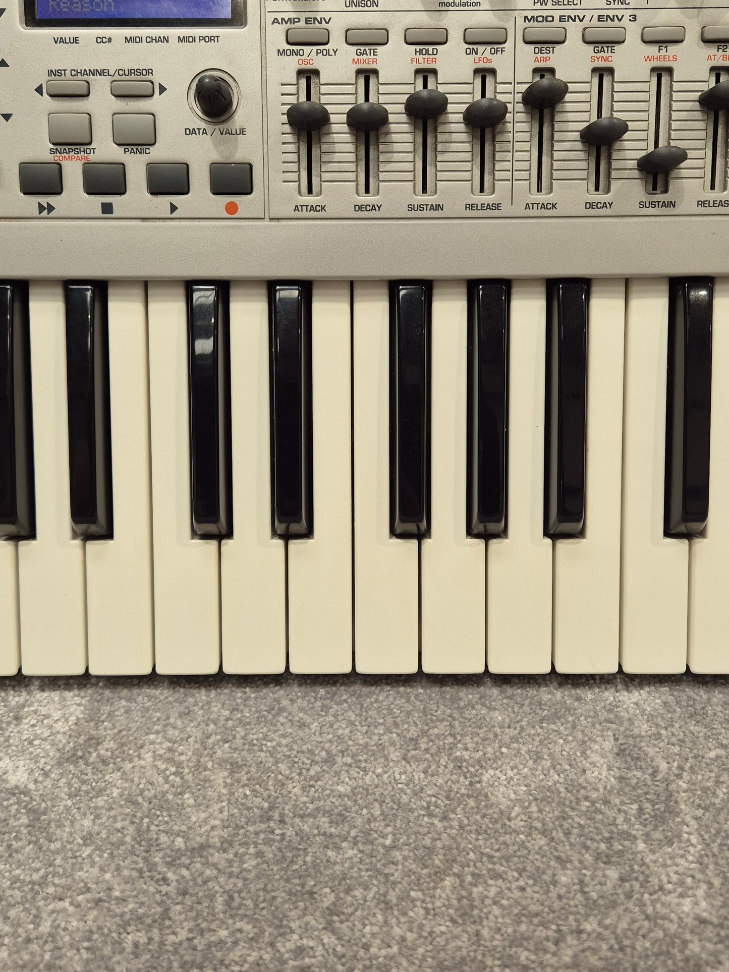Novation X-Station 61 - Virtual Analog Synthesizer w/ Soft Bag