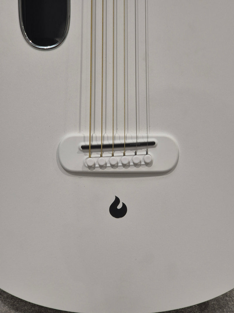 Lava ME Play – White Smart Carbon Fiber Guitar – Excellent w/ Soft Gig Bag, New Strings & USB-C Cable - Image 3