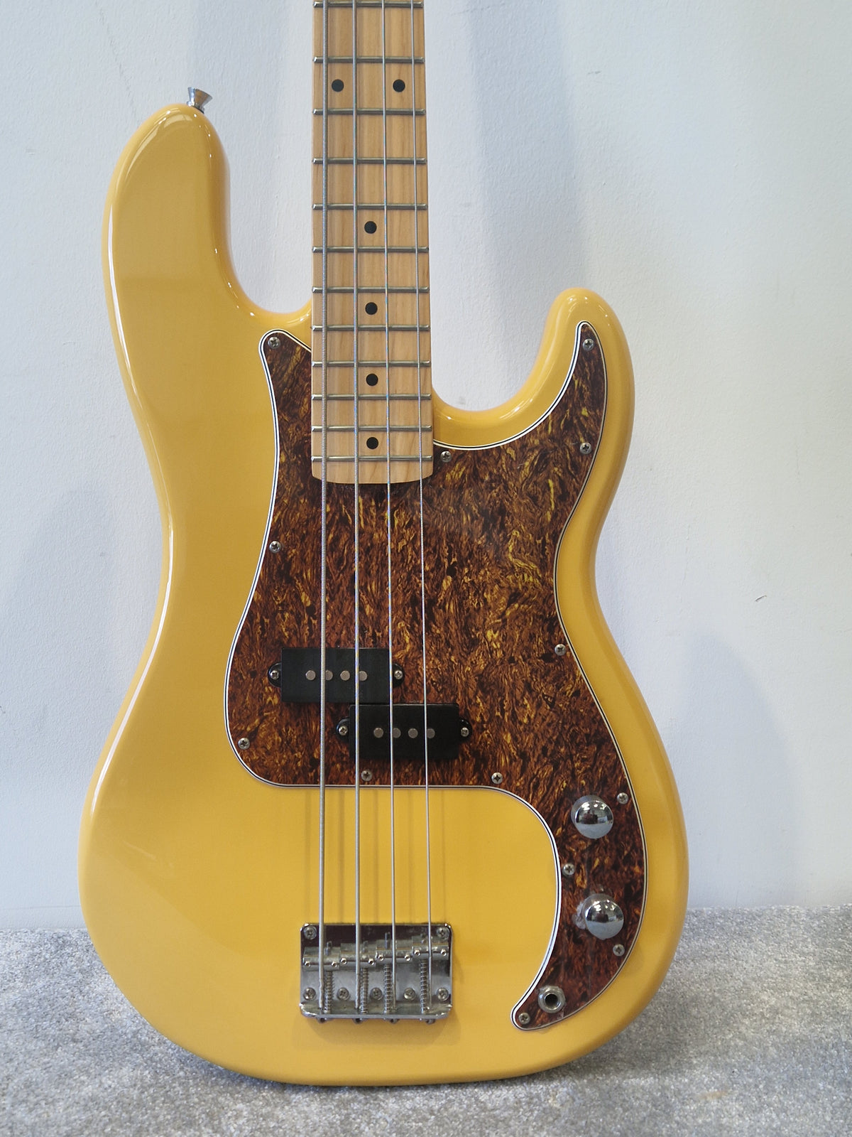 Chord 4 String Bass Guitar – Classic P Bass Design, Reliable Hardware- Excellent