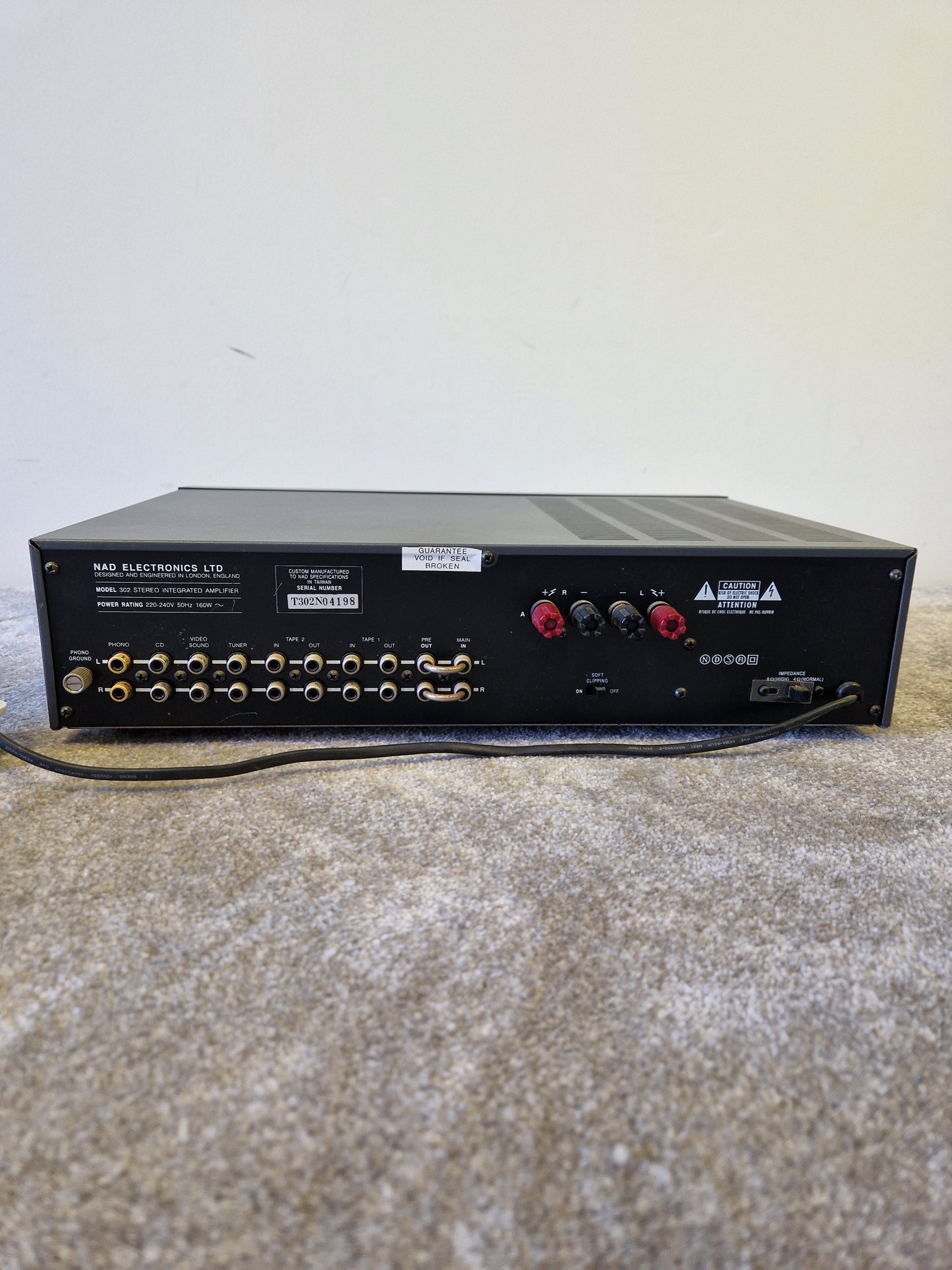 NAD 302 Stereo Integrated Amplifier – 25W Per Channel, Phono Stage, Tone Defeat – Very Good