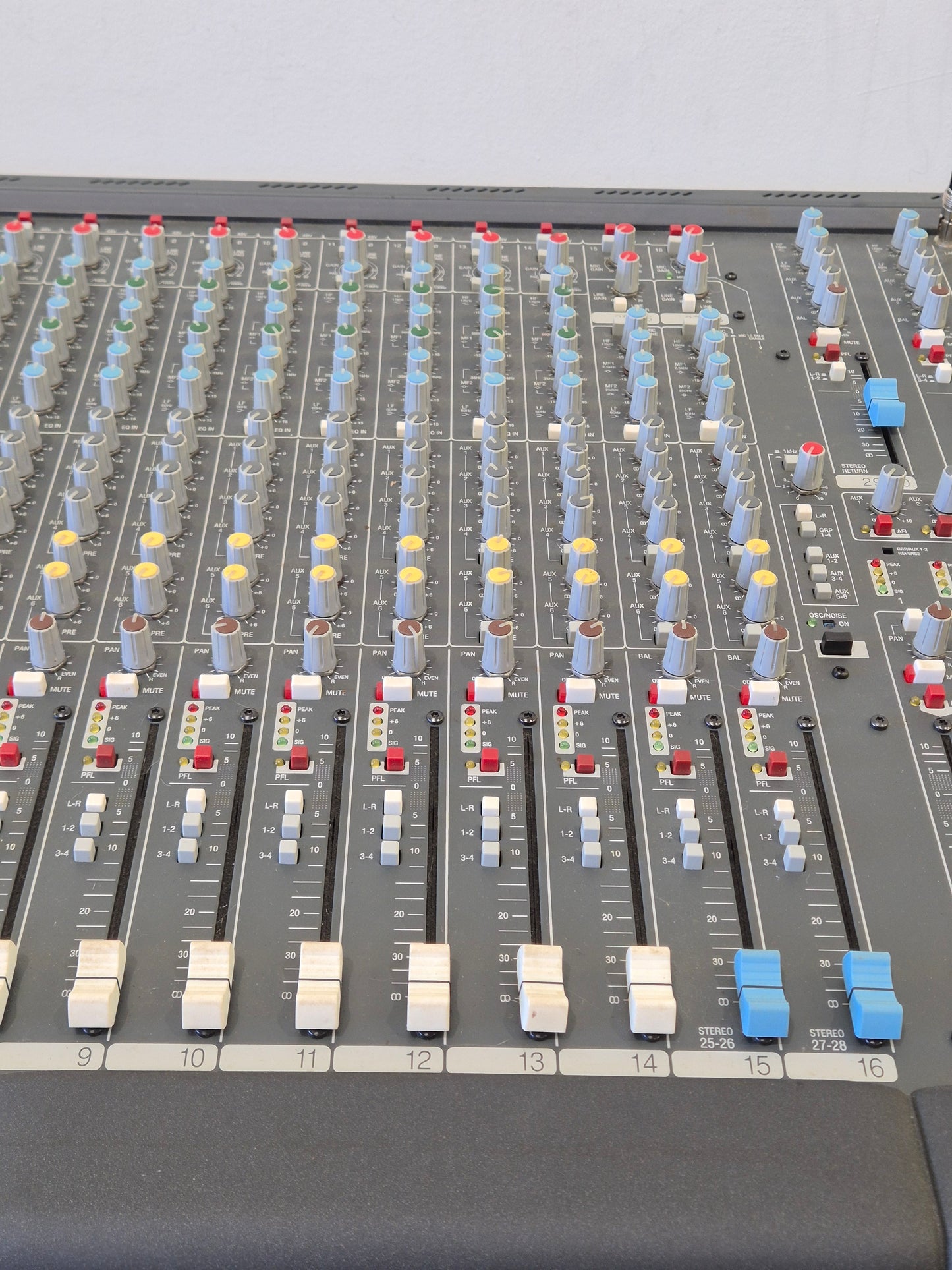 Allen & Heath GL2200 24-channel Mixing Console - 24 Channels, High-Quality Sound - Excellent w/ Lamp