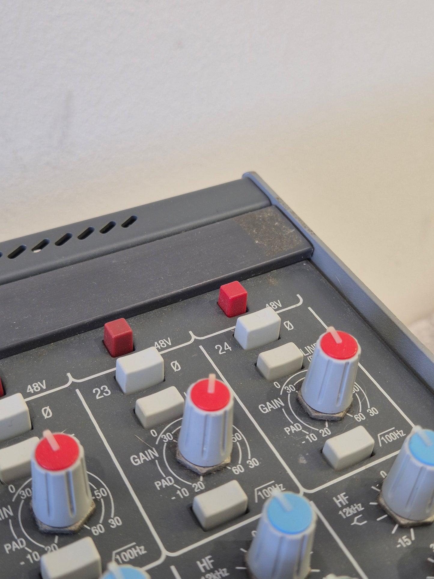 Allen & Heath GL2200 24-channel Mixing Console - 24 Channels, High-Quality Sound - Excellent w/ Lamp
