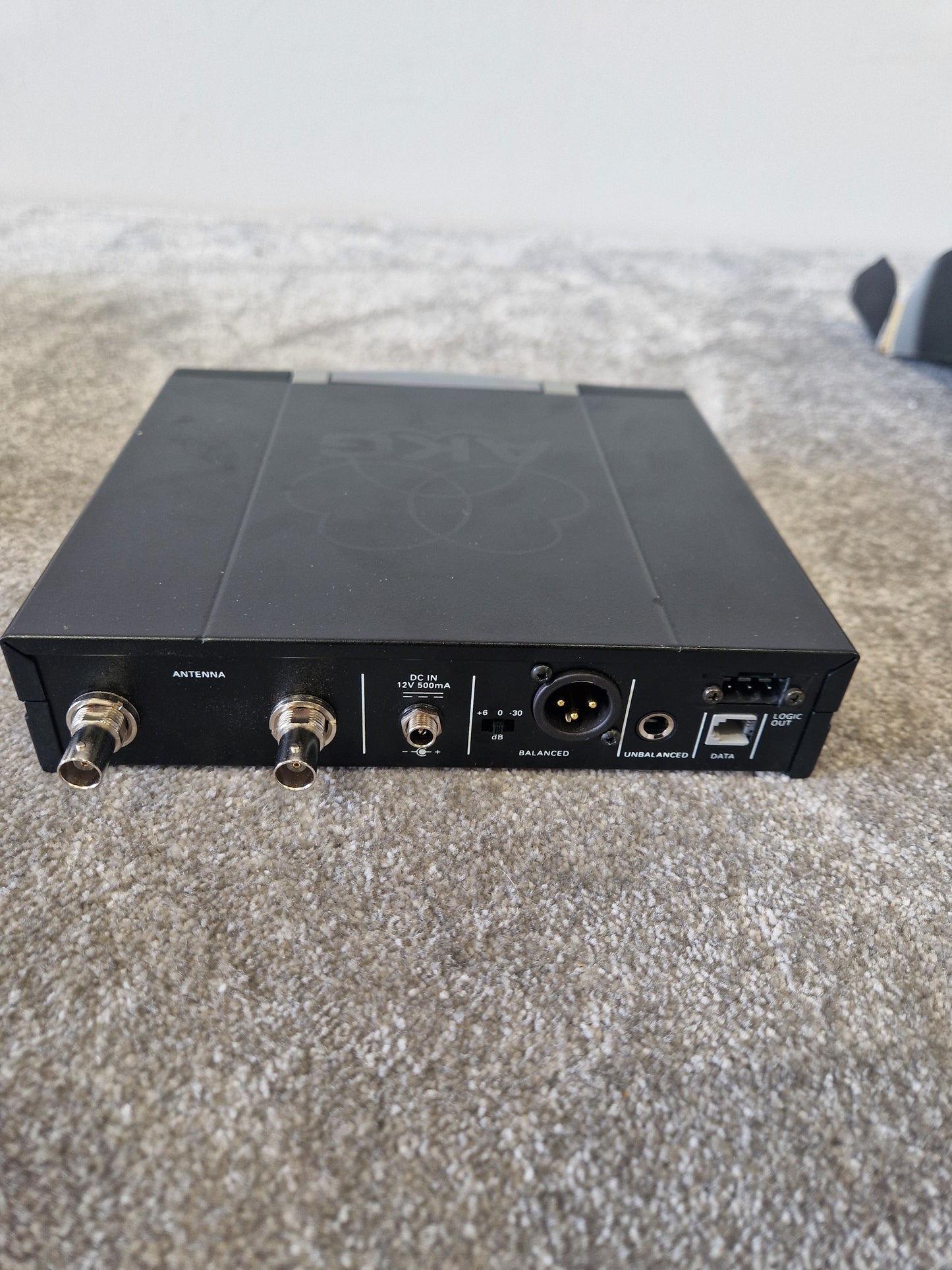 AKG SR 4000 Wireless Receiver – WMS 400 Series UHF Diversity System 835-865MHz - Very Good w/ original box