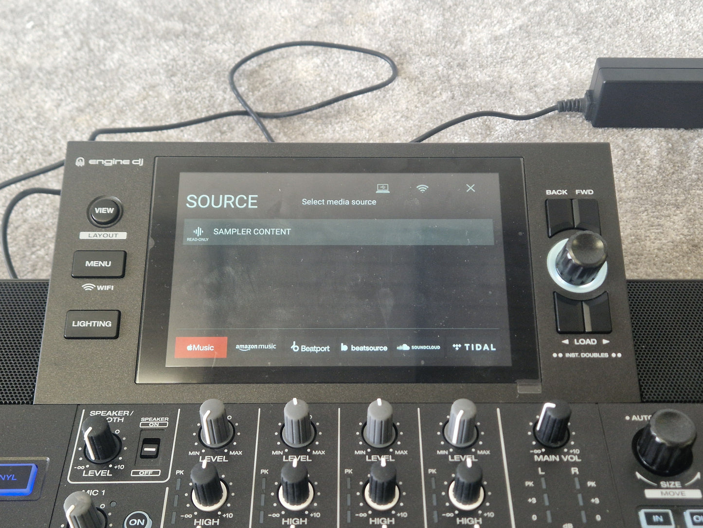 Denon DJ SC Live 4 – 4-Deck Standalone DJ System & Touchscreen Display – Excellent w/ Original Box