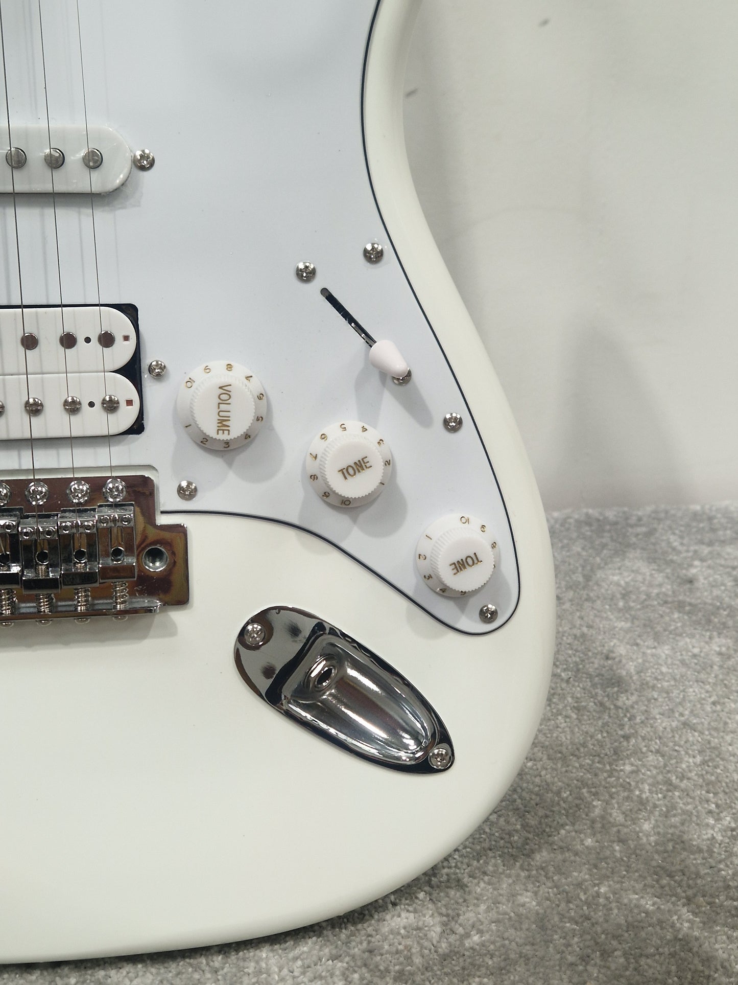 Aria Pro II STG-004 Electric Guitar – SSH Pickup Layout & Maple Neck – Mint