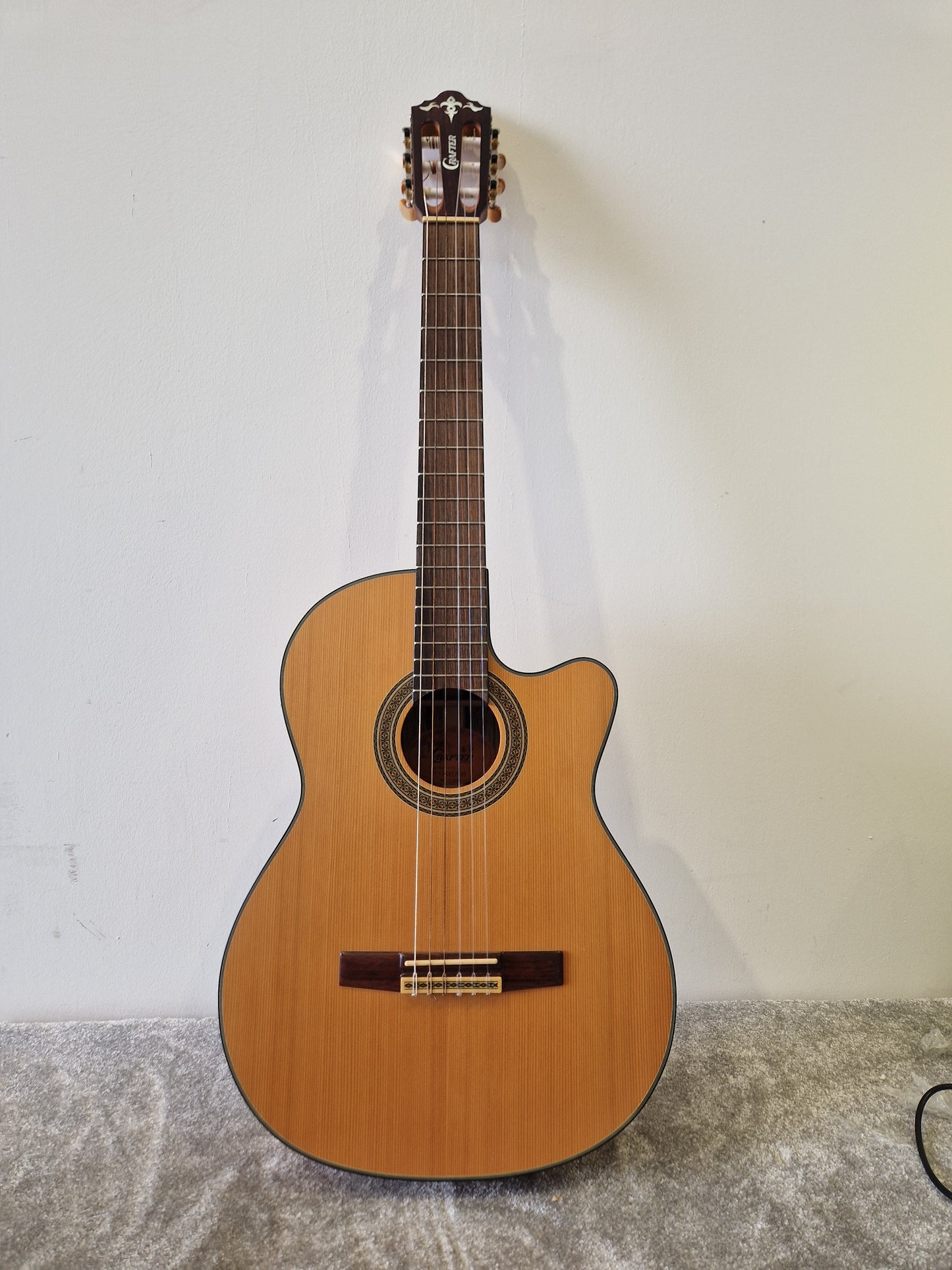 Crafter CE15/N Electro Classical – Solid Cedar Top & LR-T Pro Preamp – Excellent