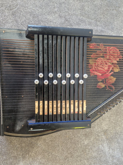 Vintage Rosetti 32-String Autoharp – Classic Build, Rich Resonance – Good