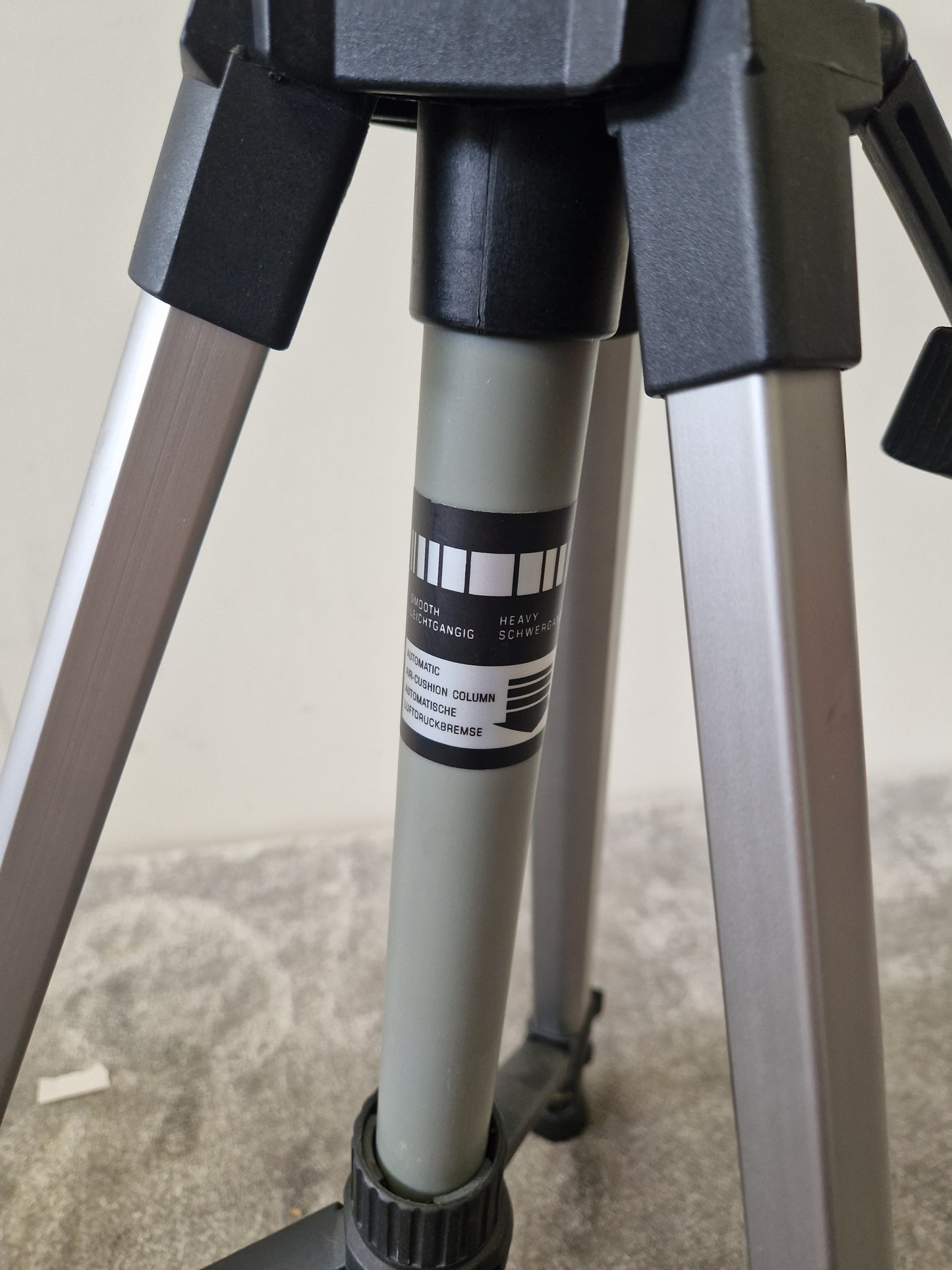 Miranda Titan Camera/Phone Tripod – Adjustable Height – Universal Mount – Excellent