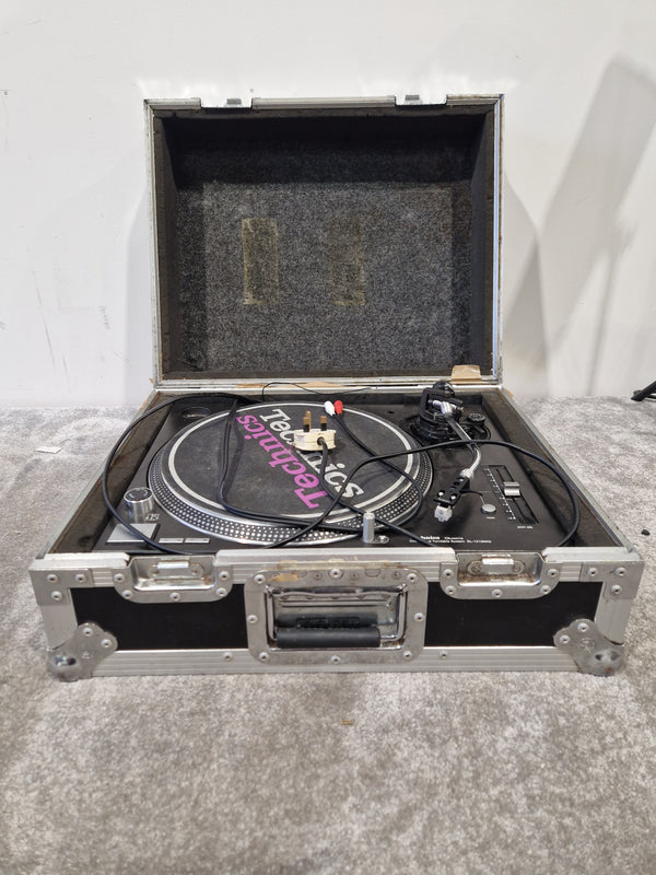Technics SL-1210MK5 Turntable – Quartz Direct Drive – Road Case Included – Good