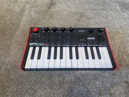 Akai MPK Mini Play – Compact MIDI Controller w/ Built-In Sounds – Excellent w/ Case