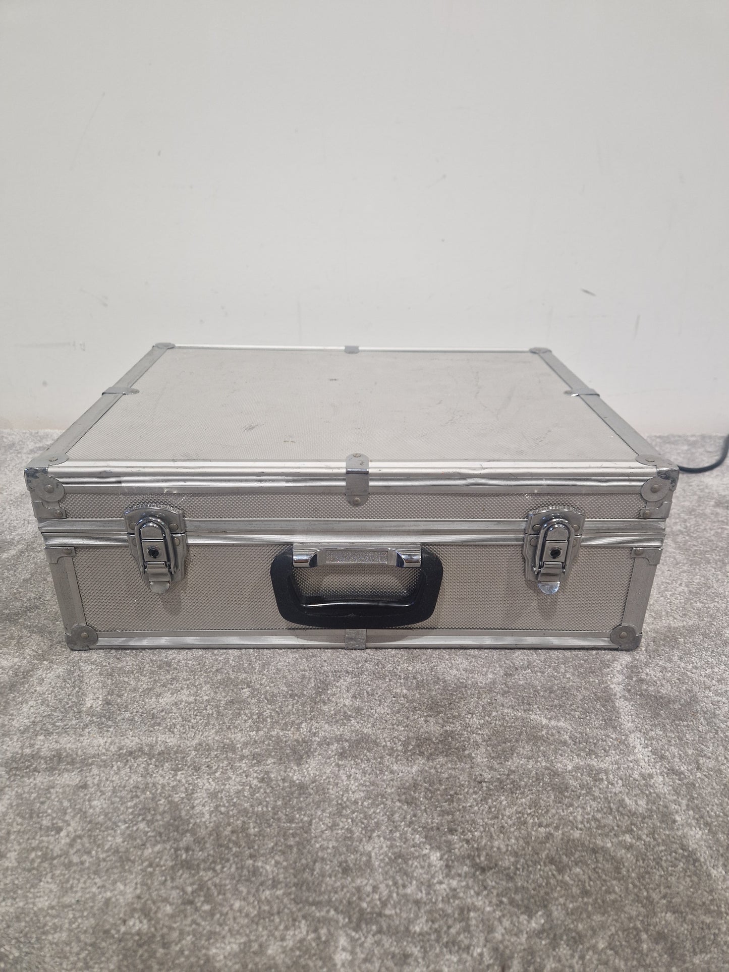 Unbranded Metal Flightcase – 48cm x 36cm x 10cm, Hard Shell Storage Case – Good