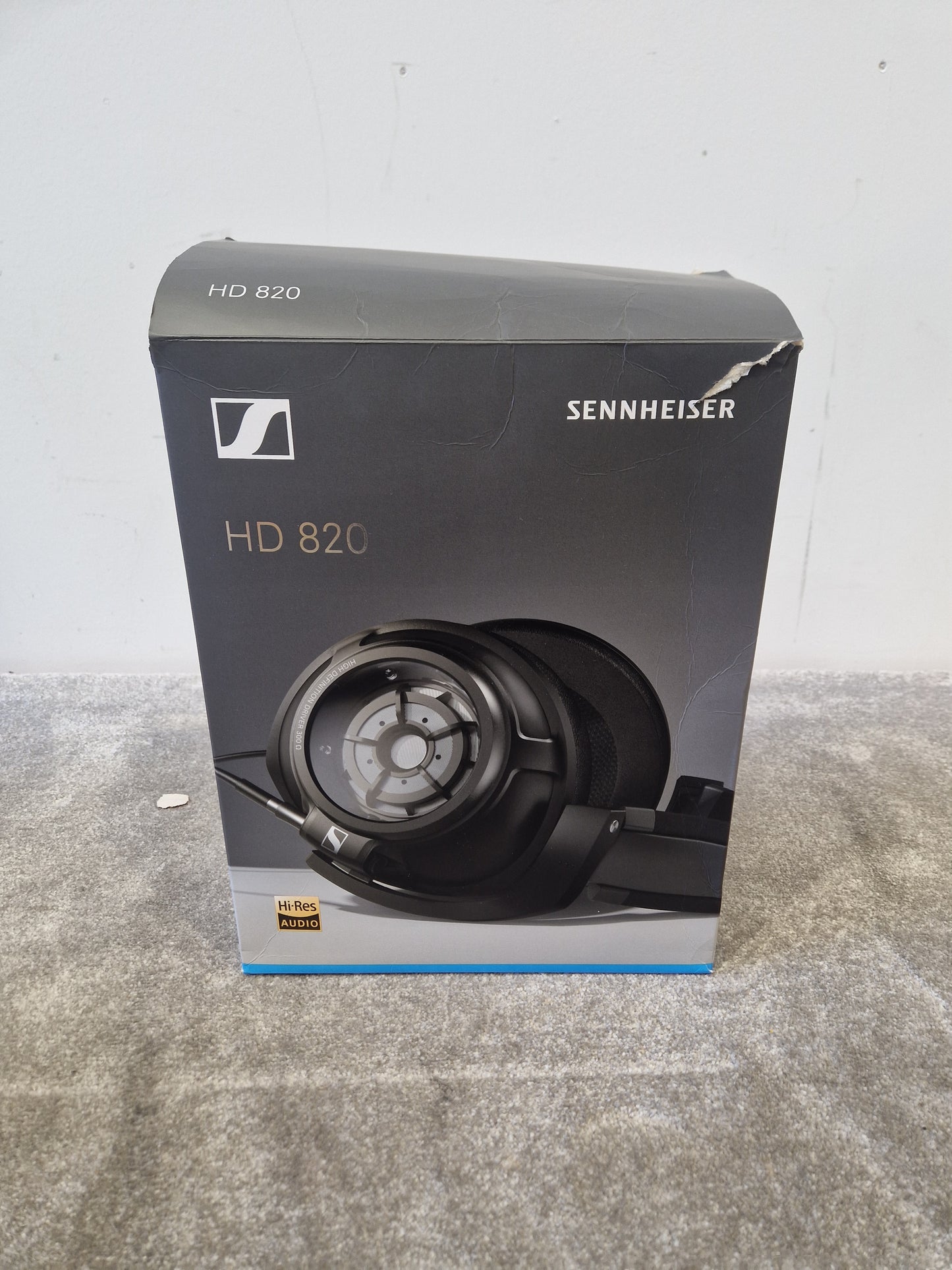 Sennheiser HD820 – High-End Closed-Back Headphones – Excellent w/ Original Box
