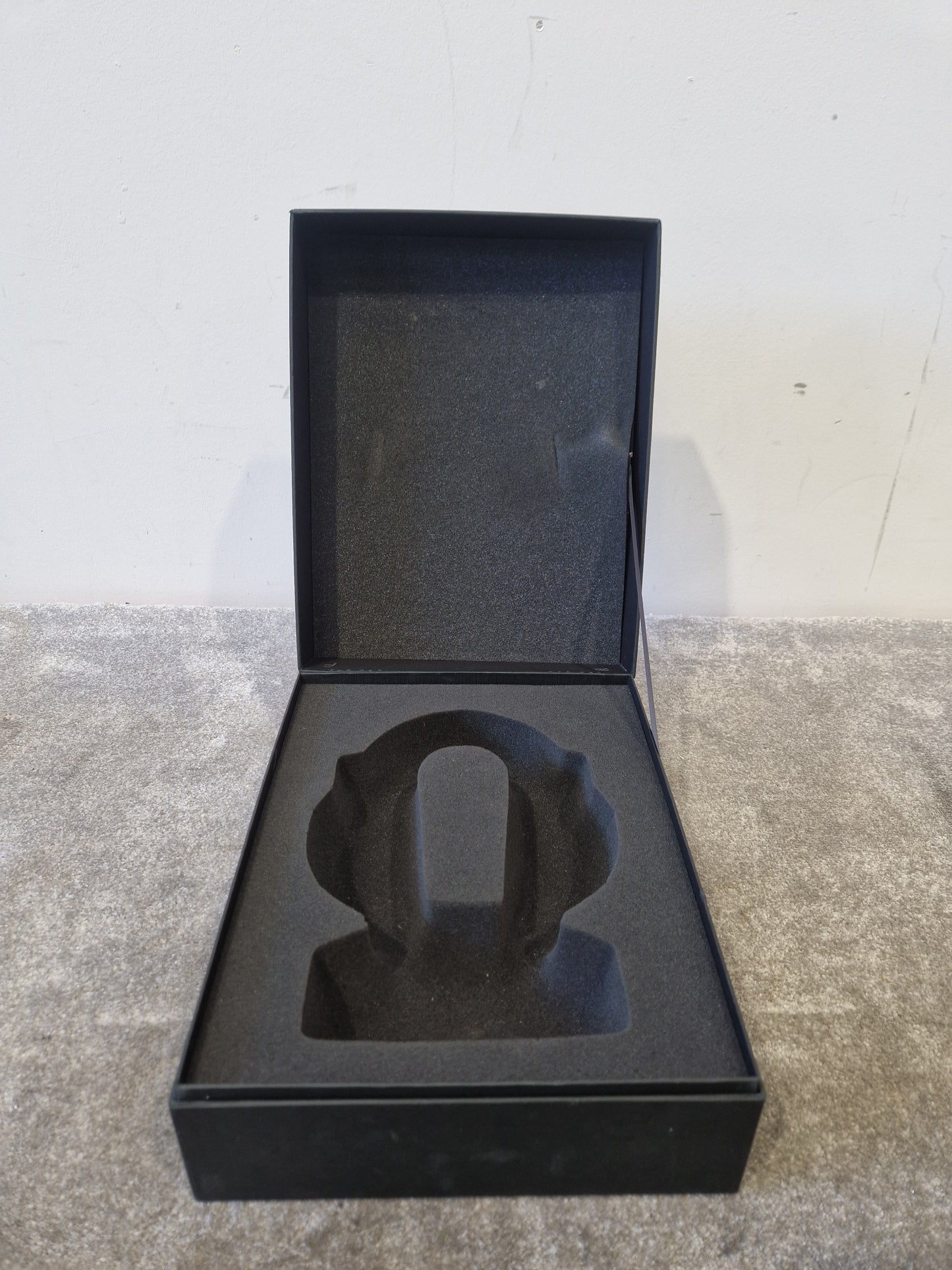 Sennheiser HD820 – High-End Closed-Back Headphones – Excellent w/ Original Box