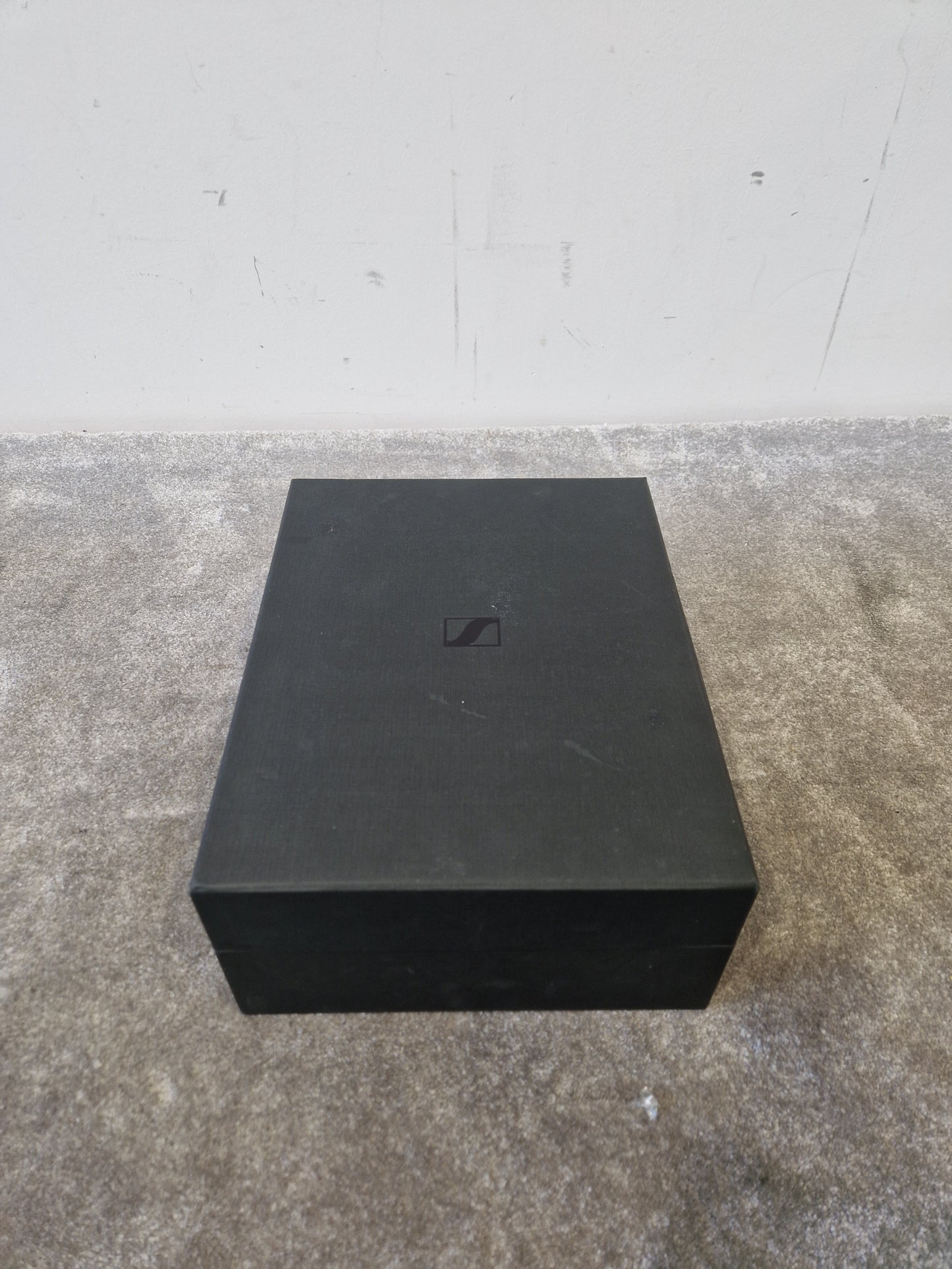 Sennheiser HD820 – High-End Closed-Back Headphones – Excellent w/ Original Box