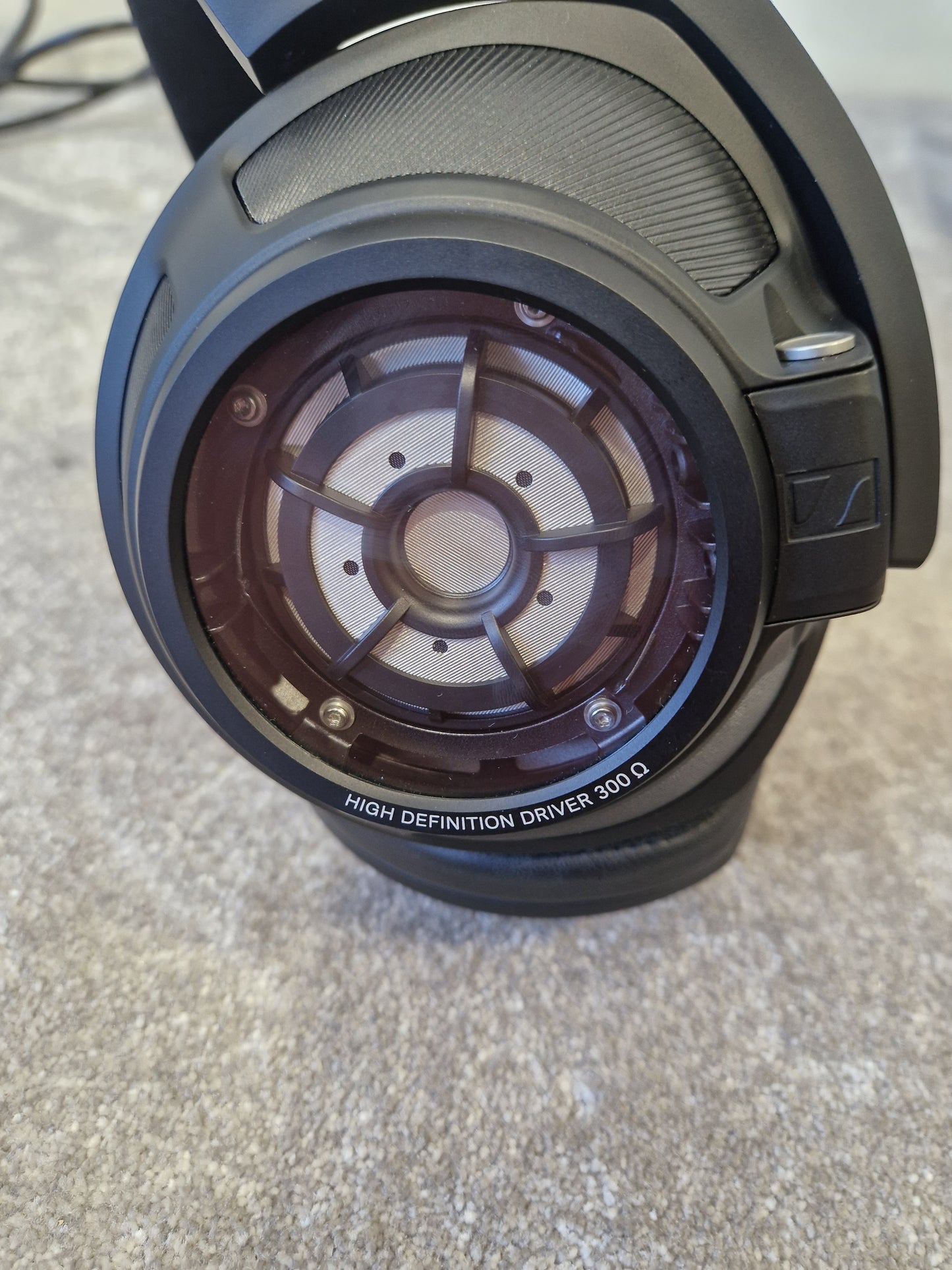 Sennheiser HD820 – High-End Closed-Back Headphones – Excellent w/ Original Box