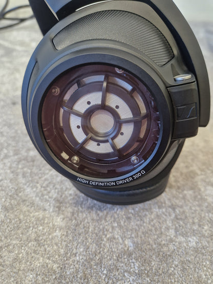 Sennheiser HD820 – High-End Closed-Back Headphones – Excellent w/ Original Box