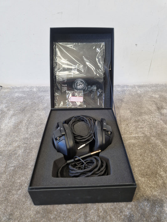 Sennheiser HD820 – High-End Closed-Back Headphones – Excellent w/ Original Box