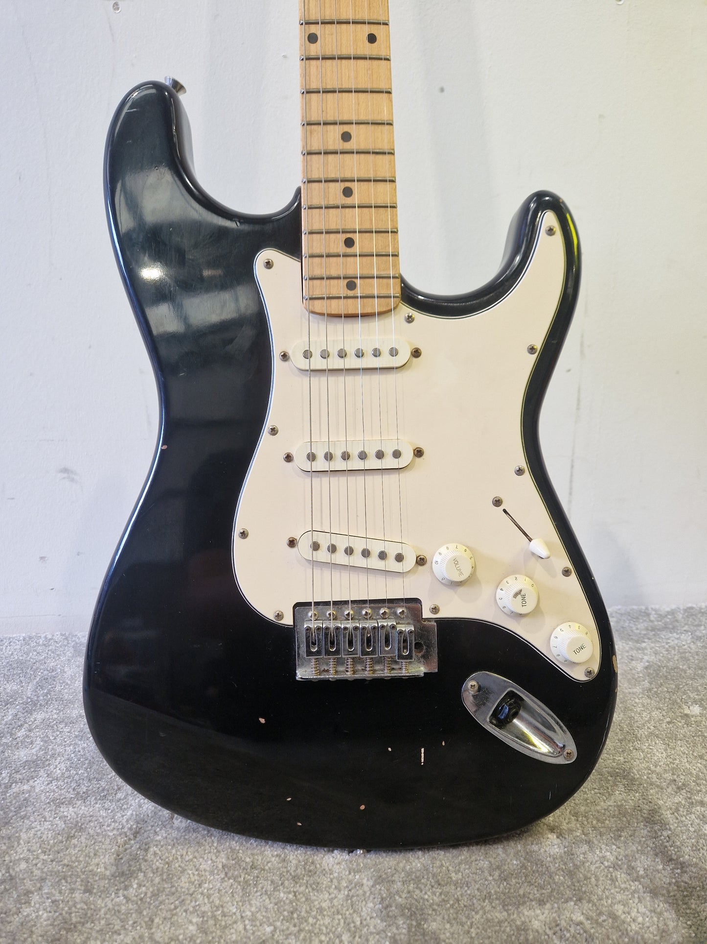 Rockwood by Hohner LX90L - Solid Body Electric Guitar, Ernie Ball Strings - Fair