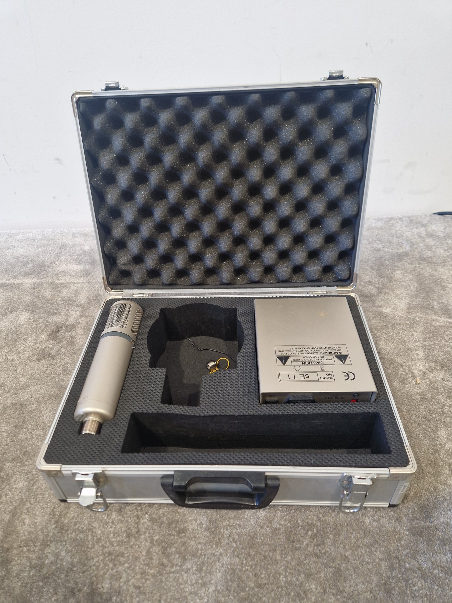 sE Microphone and Transmitter - sE T1 / sE2200T - Professional Grade, Wireless - Very Good w/ Hard Case