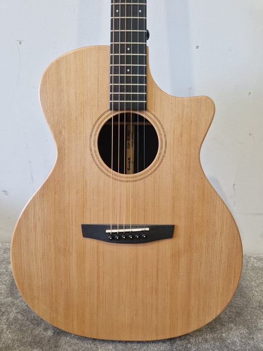 Enya EGA-X1 Pro Natural - Carbon Fiber Construction, EQ System - Excellent w/ Manuals & Soft Case