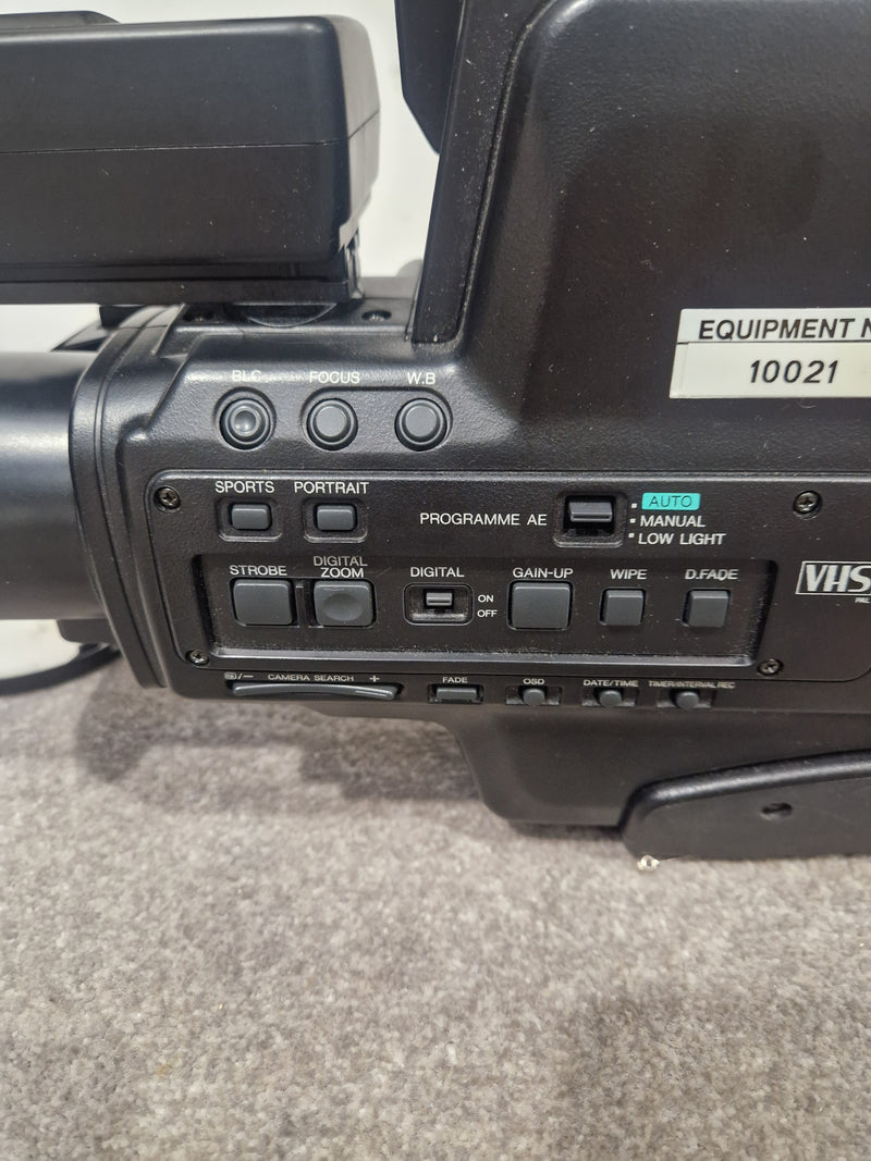 Panasonic NV-M50 - Compact VHS-C Camcorder - Spares or Repair w/ Hard Case & Panasonic AC adapter VW-AM10 - Image 4