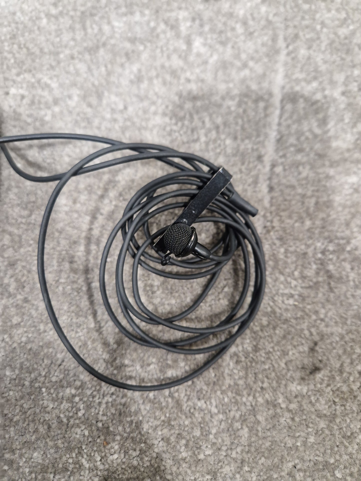 Sennheiser EM1031-V True Diversity Receiver - Professional Audio, True Diversity Technology - Excellent w/ Power Supply & Hard Case & Sennheiser Mic Transmitter