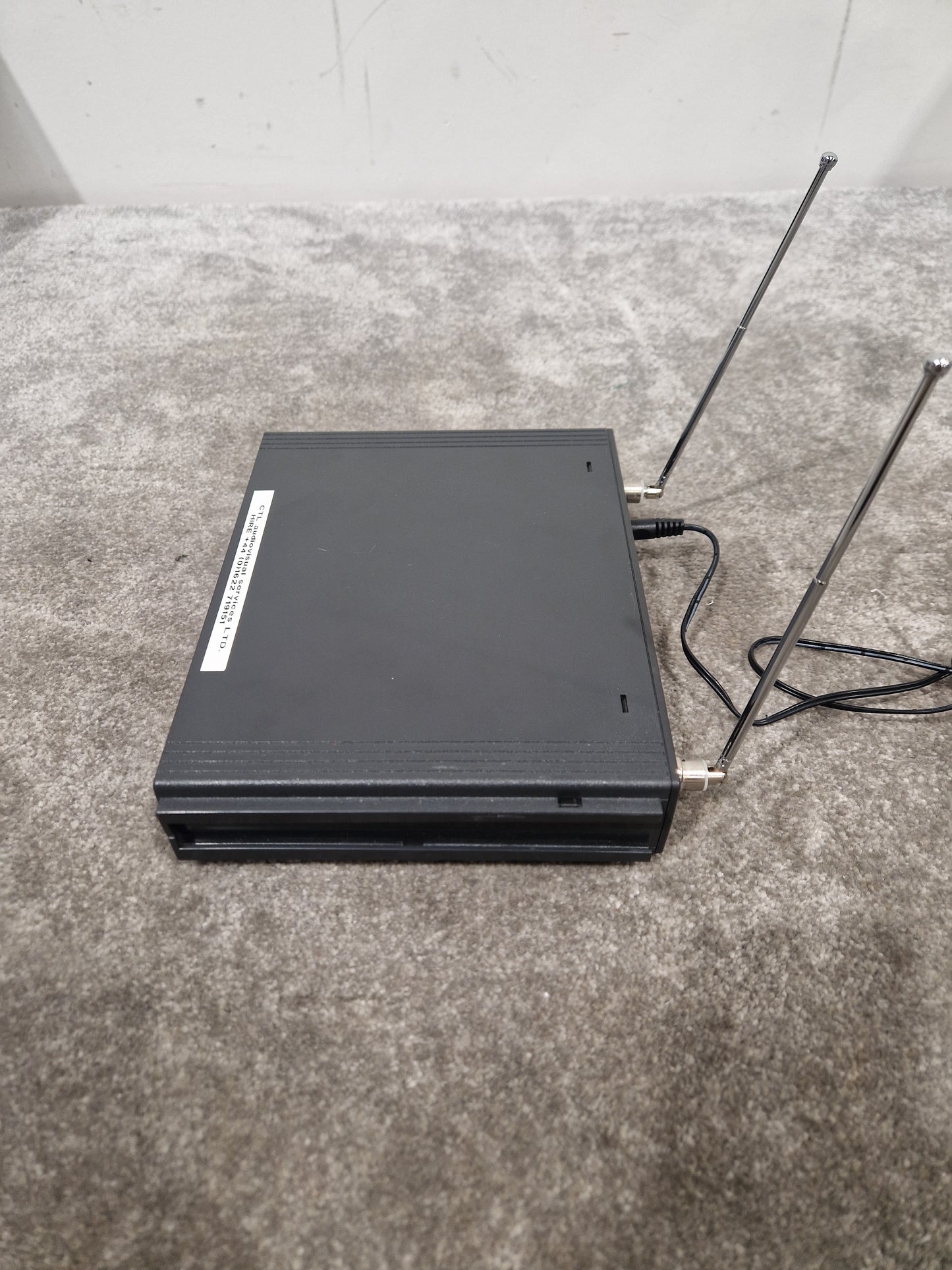 Sennheiser EM1031-V True Diversity Receiver - Professional Audio, True Diversity Technology - Excellent w/ Power Supply & Hard Case & Sennheiser Mic Transmitter