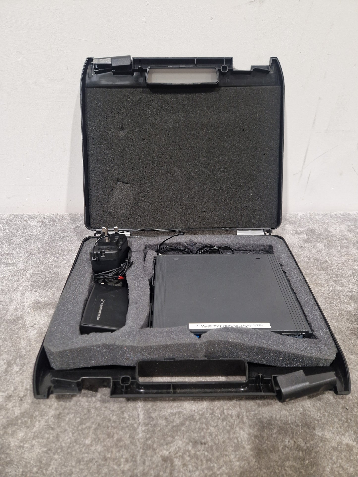 Sennheiser EM1031-V True Diversity Receiver - Professional Audio, True Diversity Technology - Excellent w/ Power Supply & Hard Case & Sennheiser Mic Transmitter