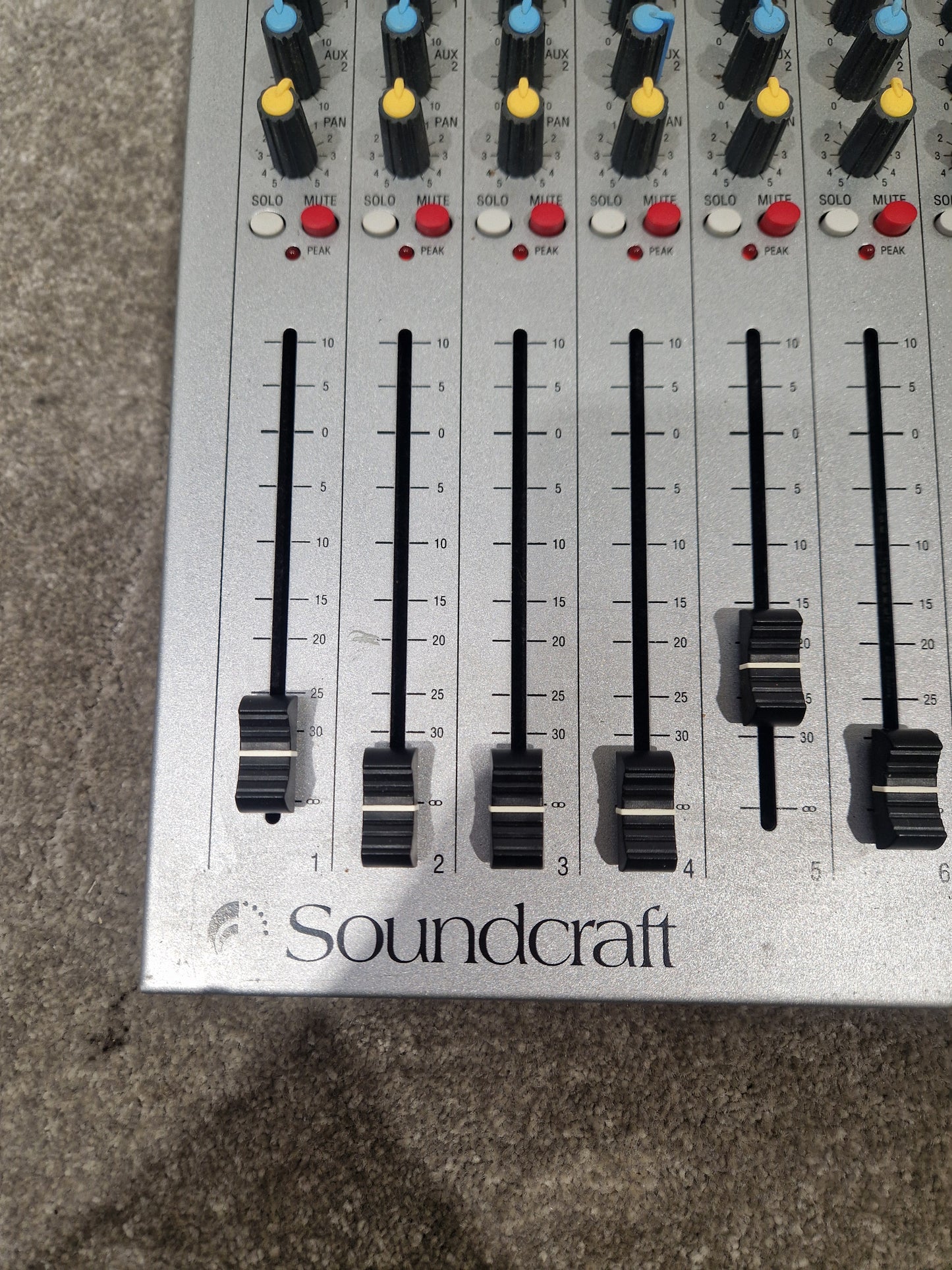 Soundcarft Spirit E8 - 8-Channel Mixer, Compact Design - Excellent w/ Power Supply