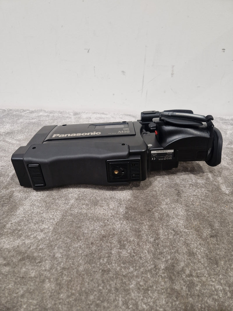 Panasonic NV-M50 - Professional Video Camera, 3-CCD Technology - Very Good w/ Power Supply & Hard Case & Camera Accessories & Adapter - Image 17