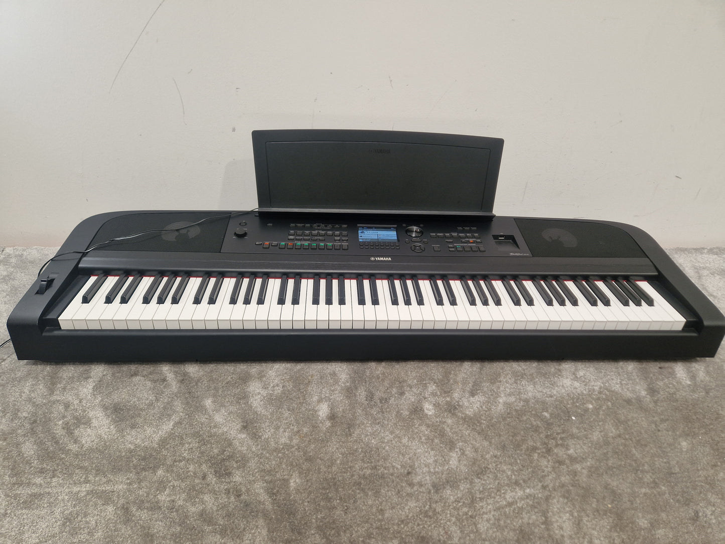 Yamaha Dgx 670 Keyboard - 88-Key Weighted Action, GHS Keyboard - Excellent w/ Original Box & Power Supply & Keyboard stand & seat