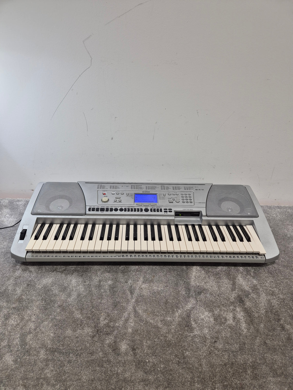 Yamaha Psr450 Keyboard - 61 Keys, Built-in Speakers - Fair