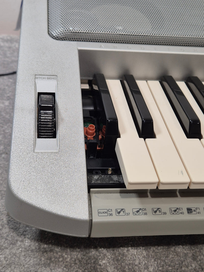 Yamaha PSR450 Keyboard - 61 Keys, Portable - Fair - Image 2