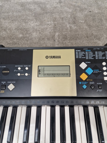Yamaha Ypt-220 Keyboard - 61 Keys, Touch-Sensitive - Excellent
