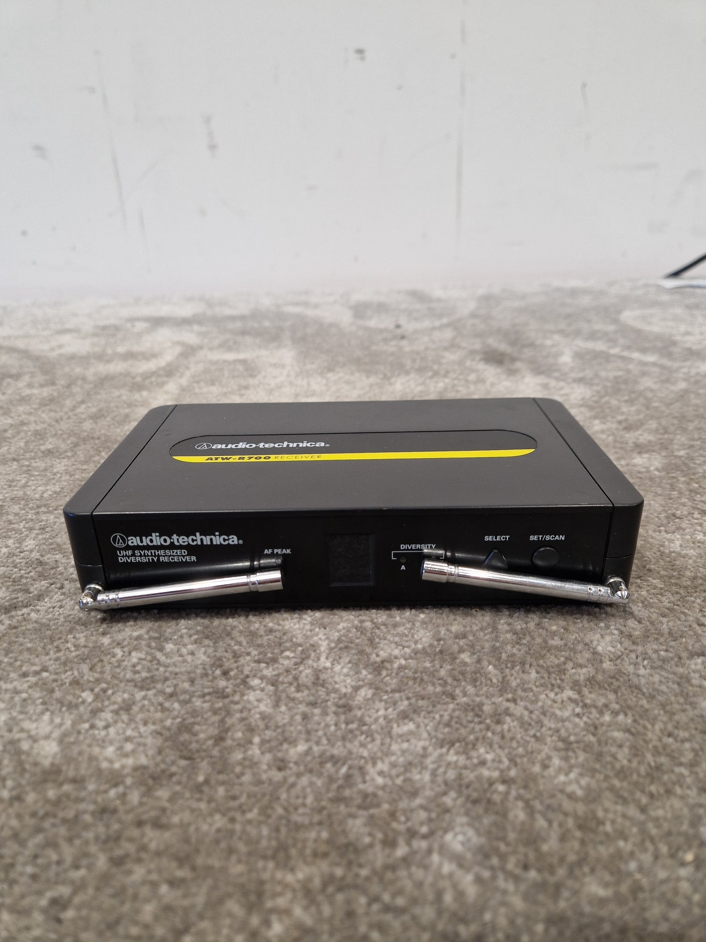 Audio-Technica ATW-R700 – UHF Wireless Microphone System – Excellent w/ Power Supply & Hard Case