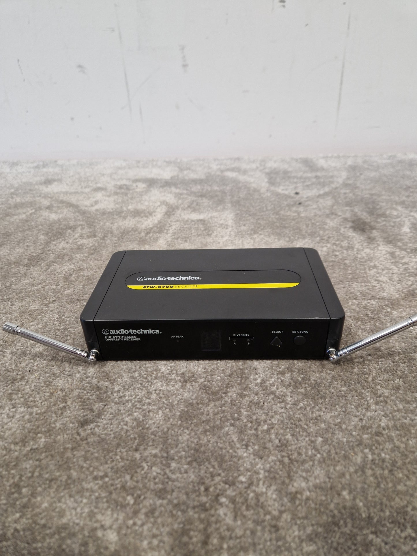 Audio-Technica ATW-R700 – UHF Wireless Microphone System – Excellent w/ Power Supply & Hard Case