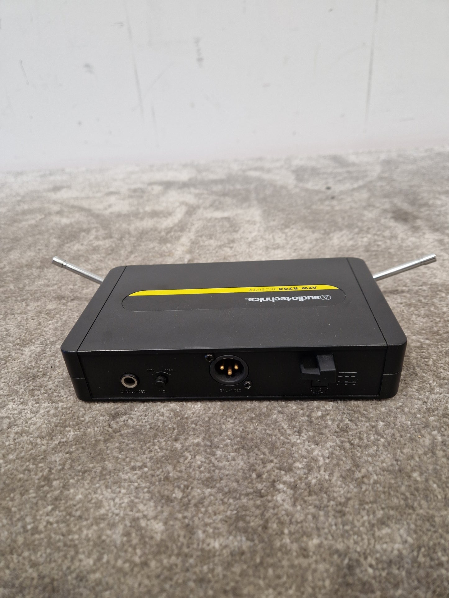 Audio-Technica ATW-R700 – UHF Wireless Microphone System – Excellent w/ Power Supply & Hard Case