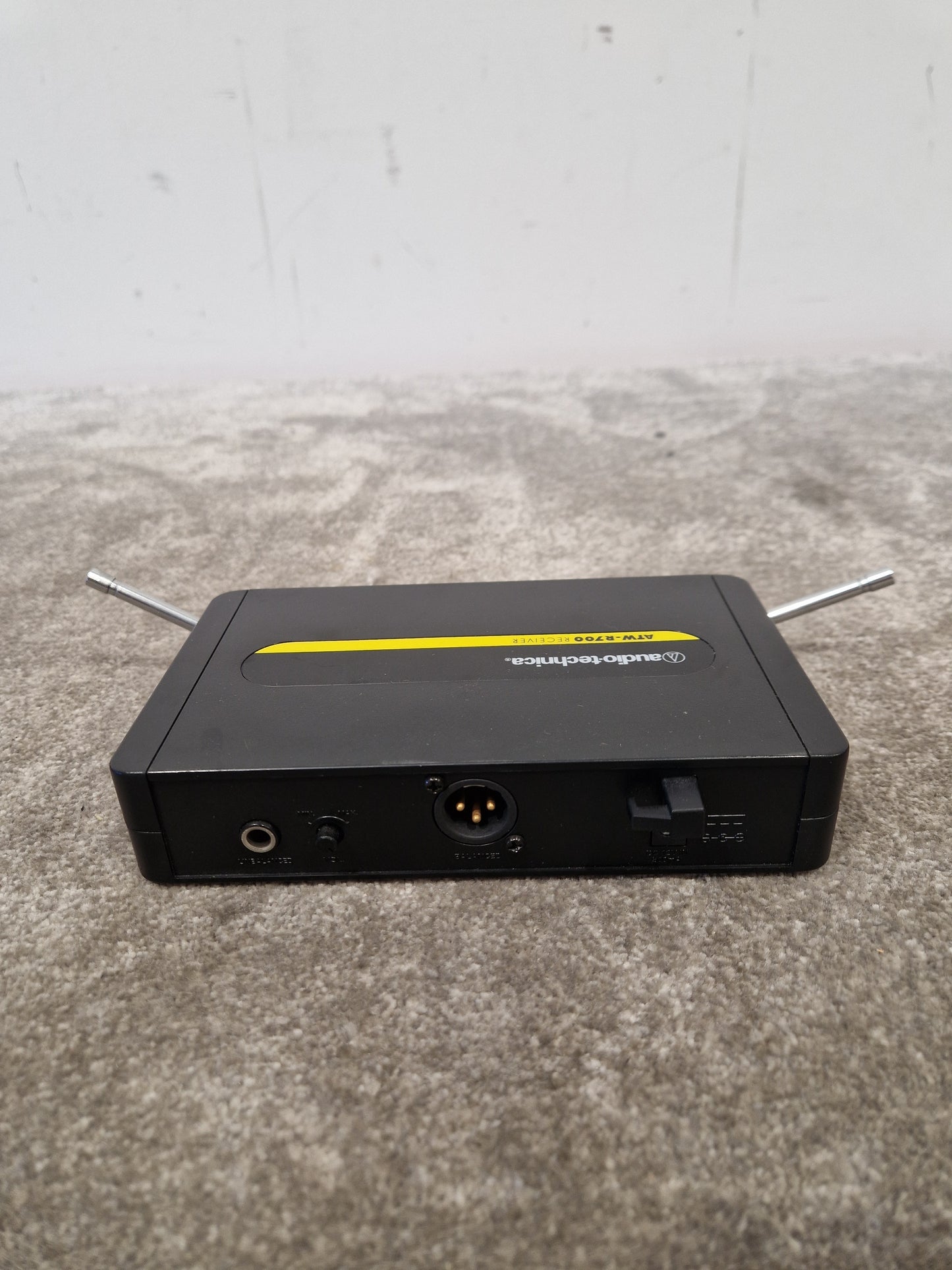 Audio-Technica ATW-R700 – UHF Wireless Microphone System – Excellent w/ Power Supply & Hard Case