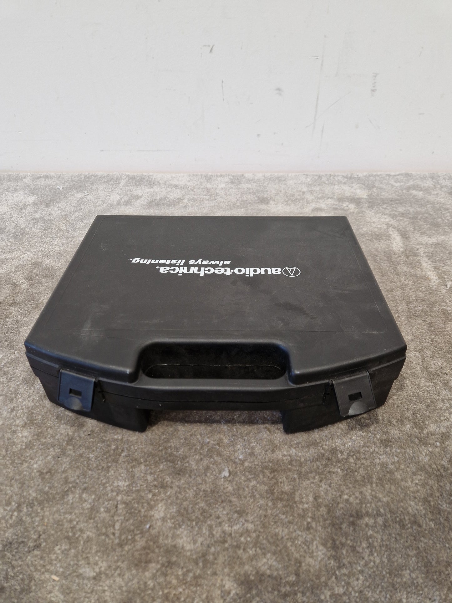 Audio-Technica ATW-R700 – UHF Wireless Microphone System – Excellent w/ Power Supply & Hard Case