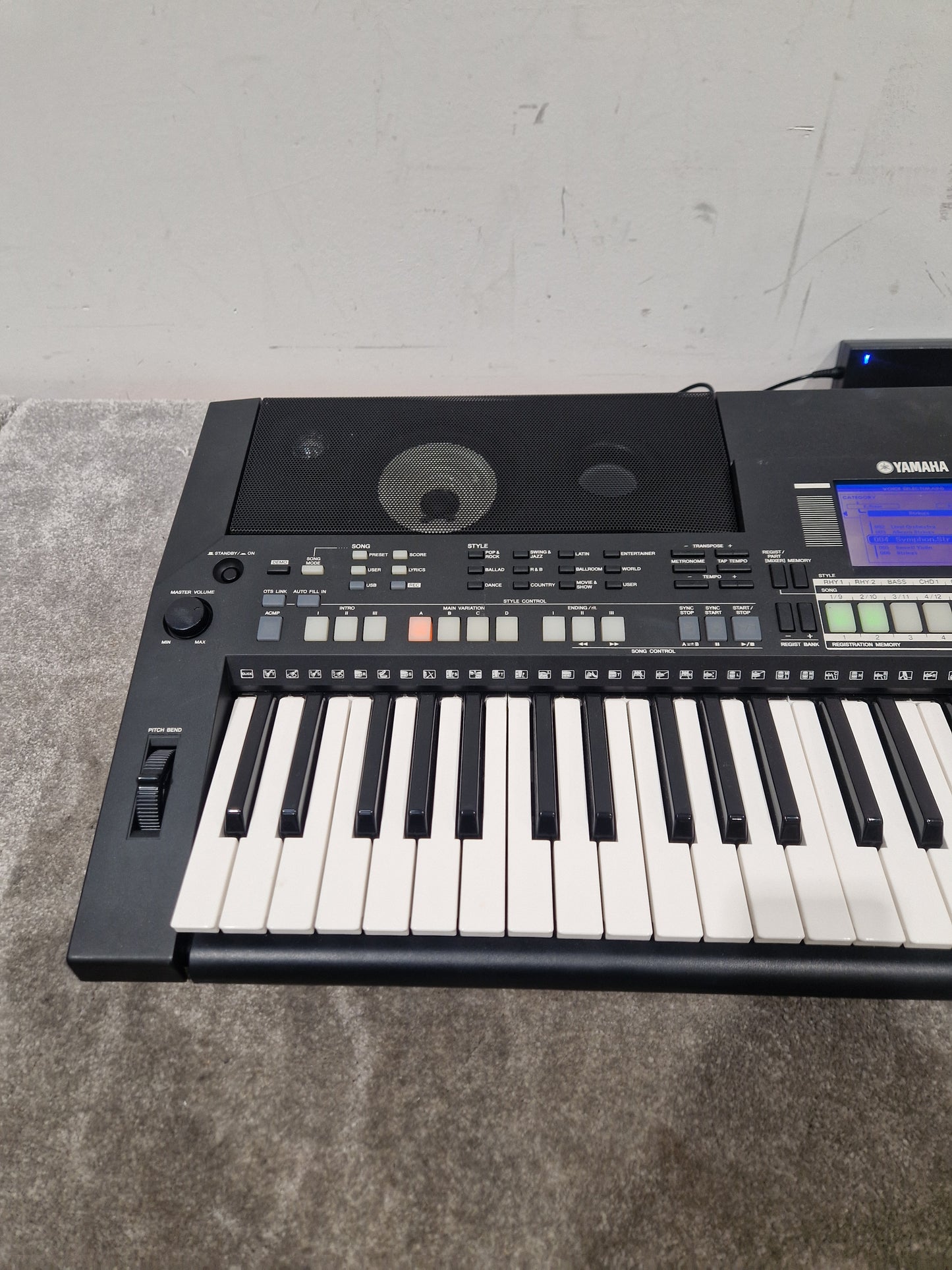 Yamaha PSR-S550 – 61-Key Arranger Keyboard – Very Good w/ 16V Power Supply