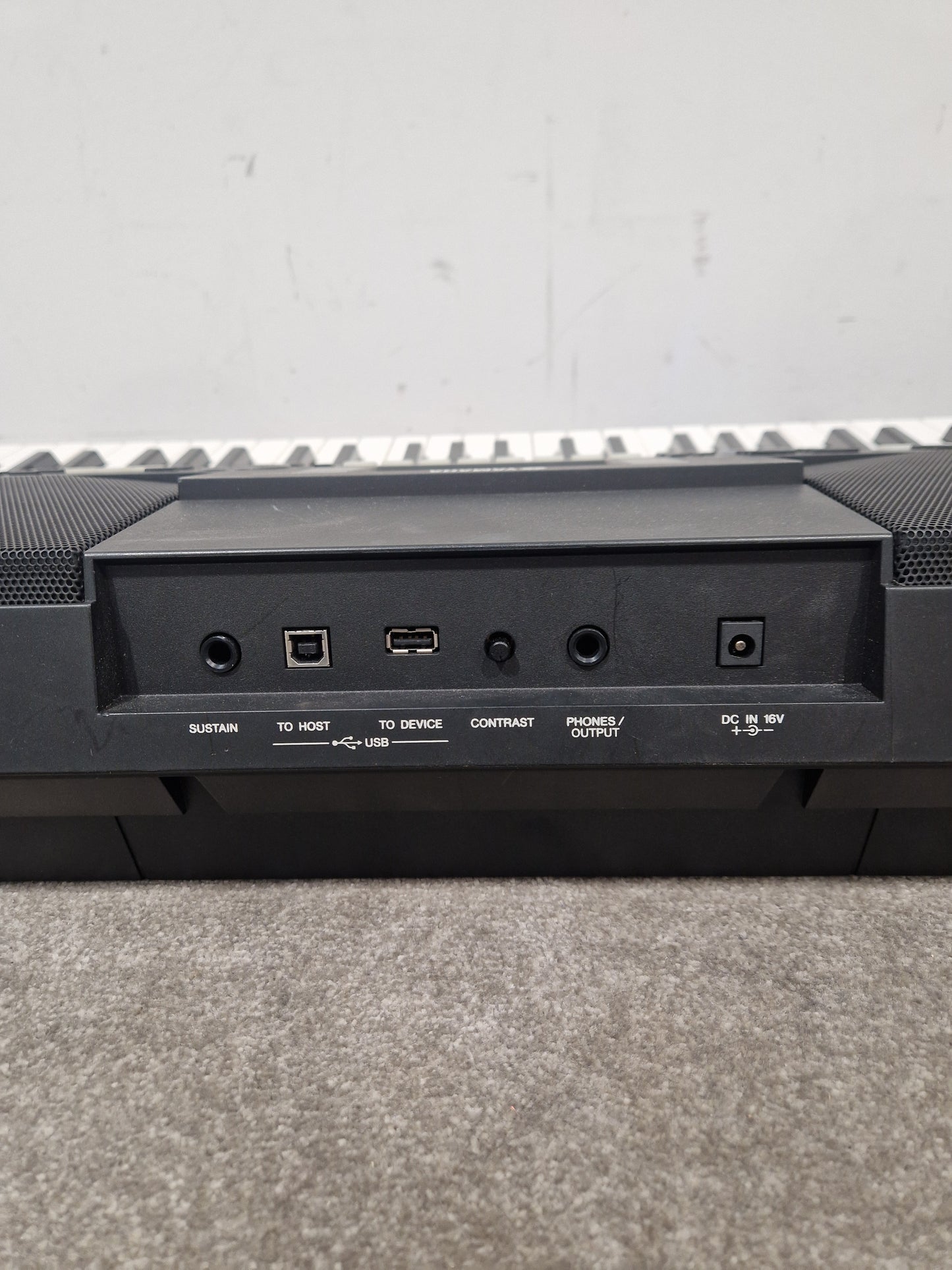 Yamaha PSR-S550 – 61-Key Arranger Keyboard – Very Good w/ 16V Power Supply