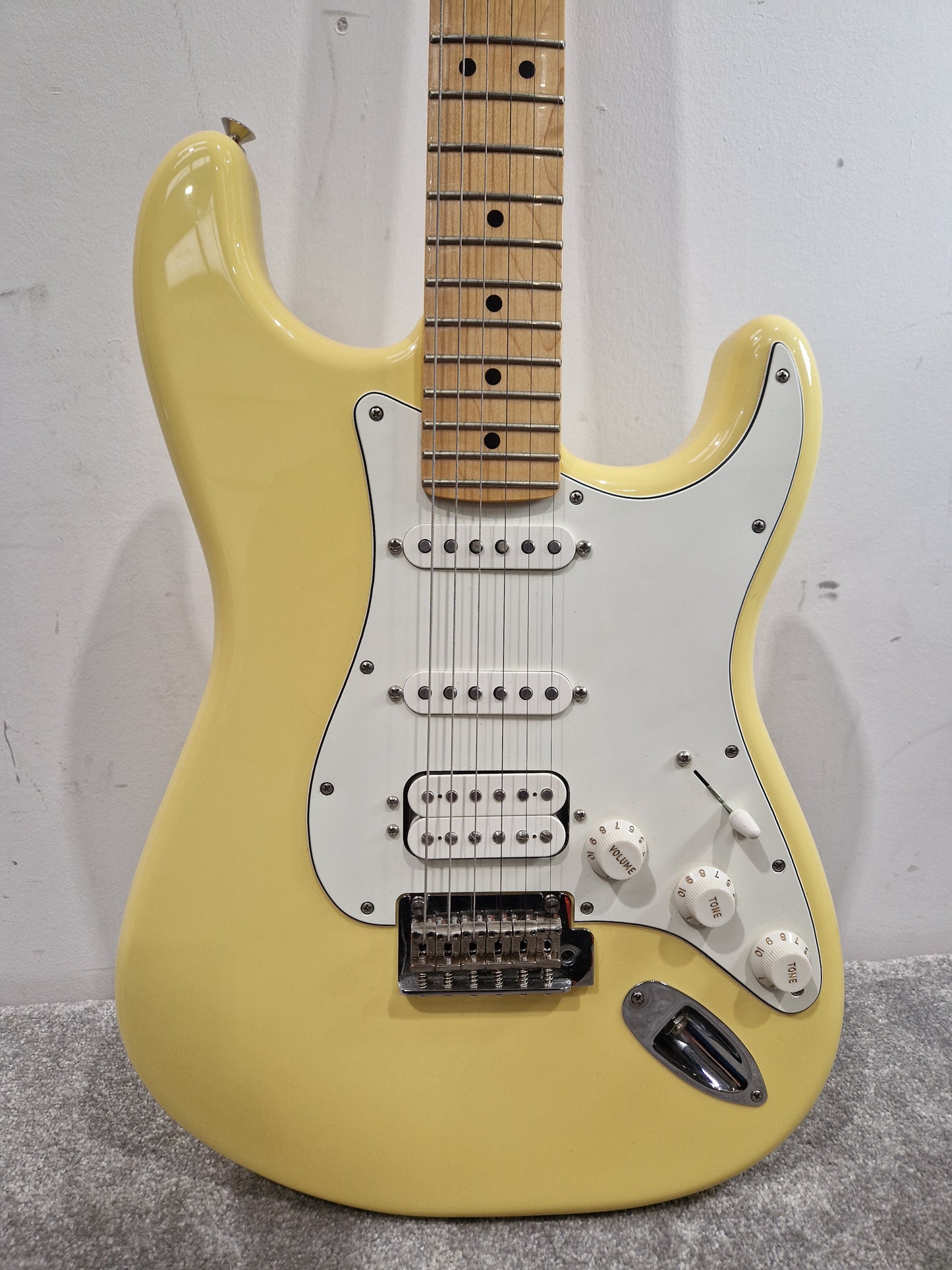 Fender Stratocaster Series Player 2 - Versatile Tone Electric Guitar - Excellent w/ Original Box & Soft Case