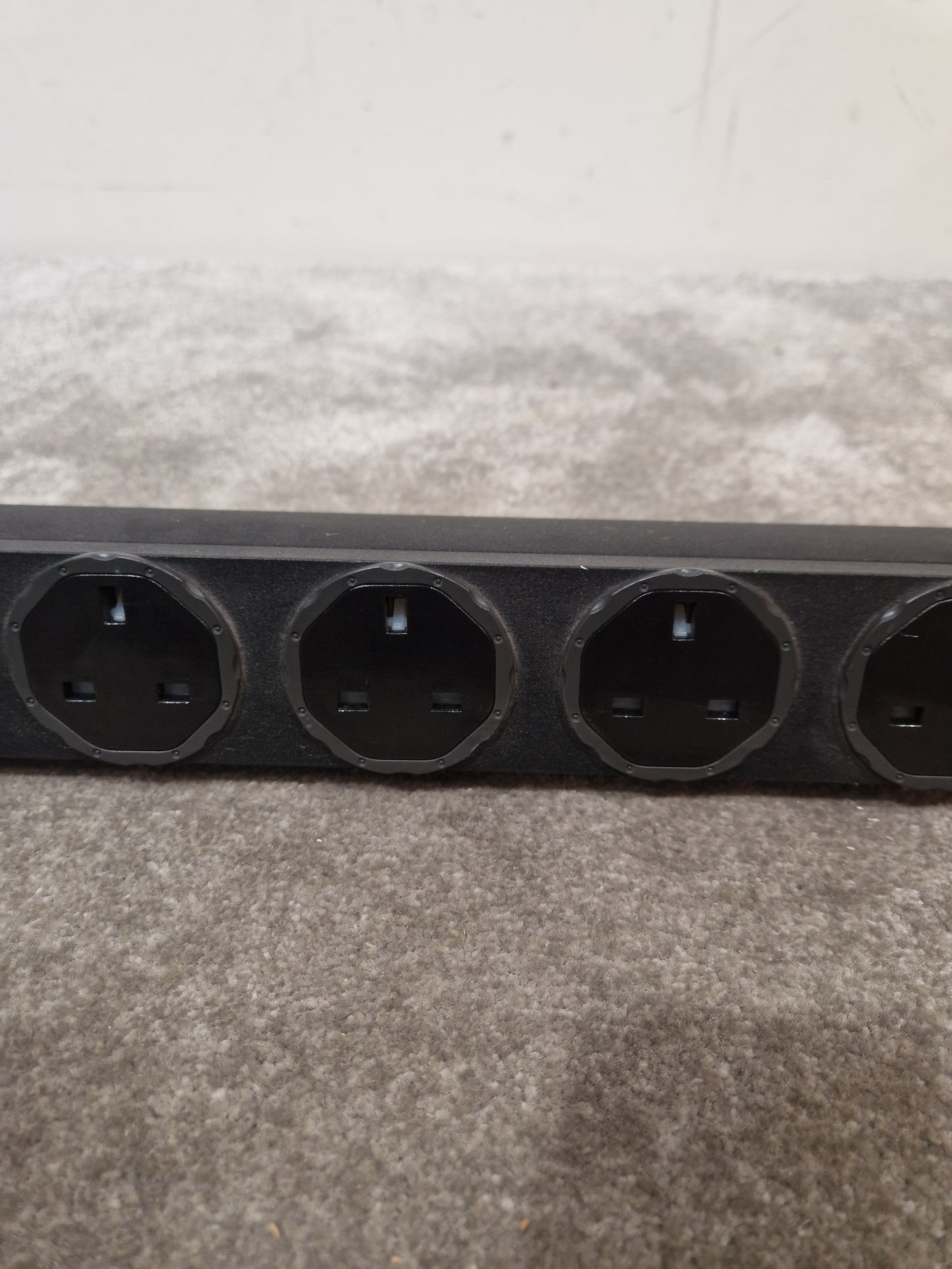 Aphel Limited MM3 19 Inch 3 Metres SWN-5W N Extension Lead 5 Gang - Heavy-Duty Power Strip - Excellent