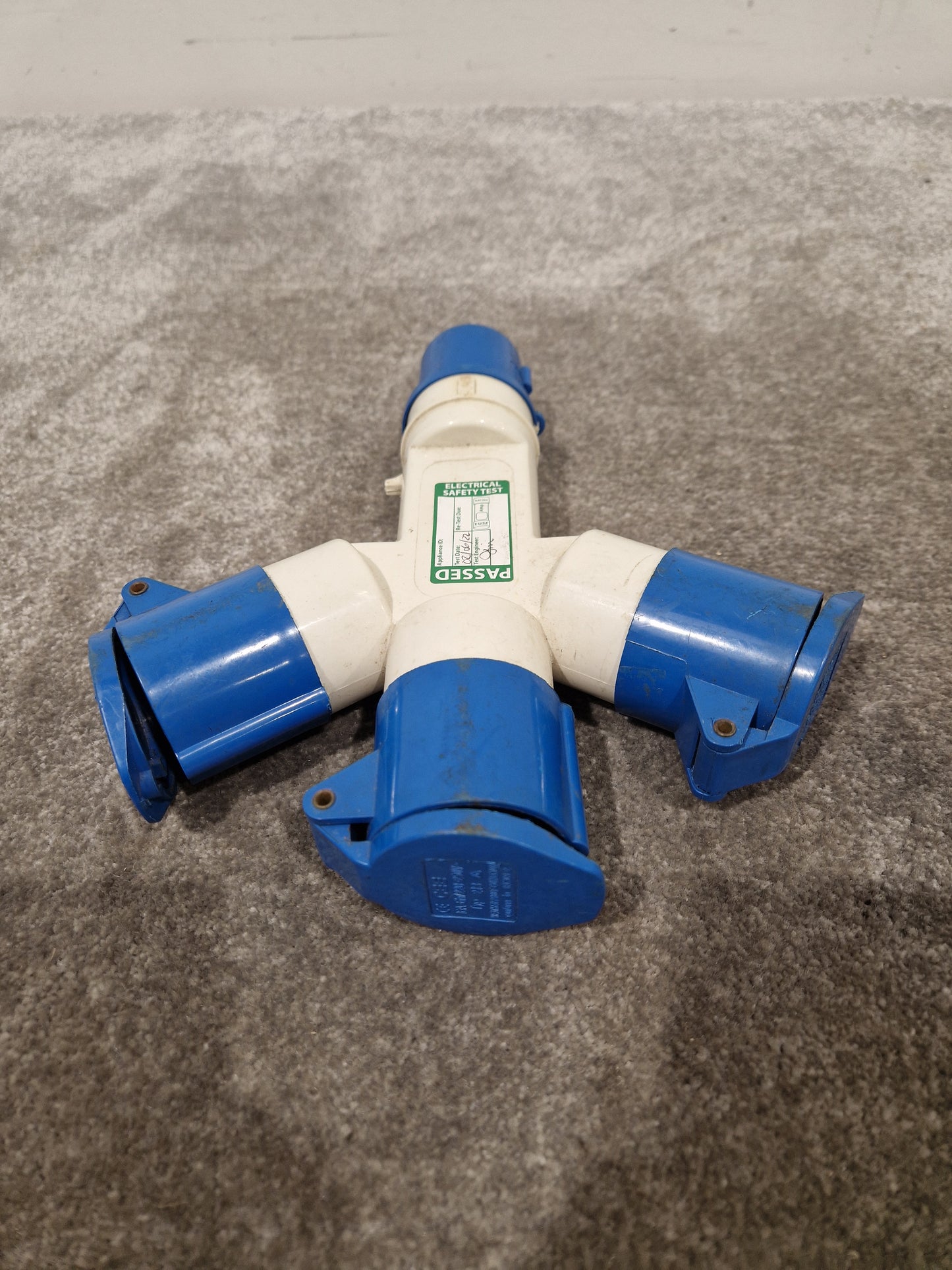 3-way IEC60309 Commando Splitter - Compact Power Solution - Good