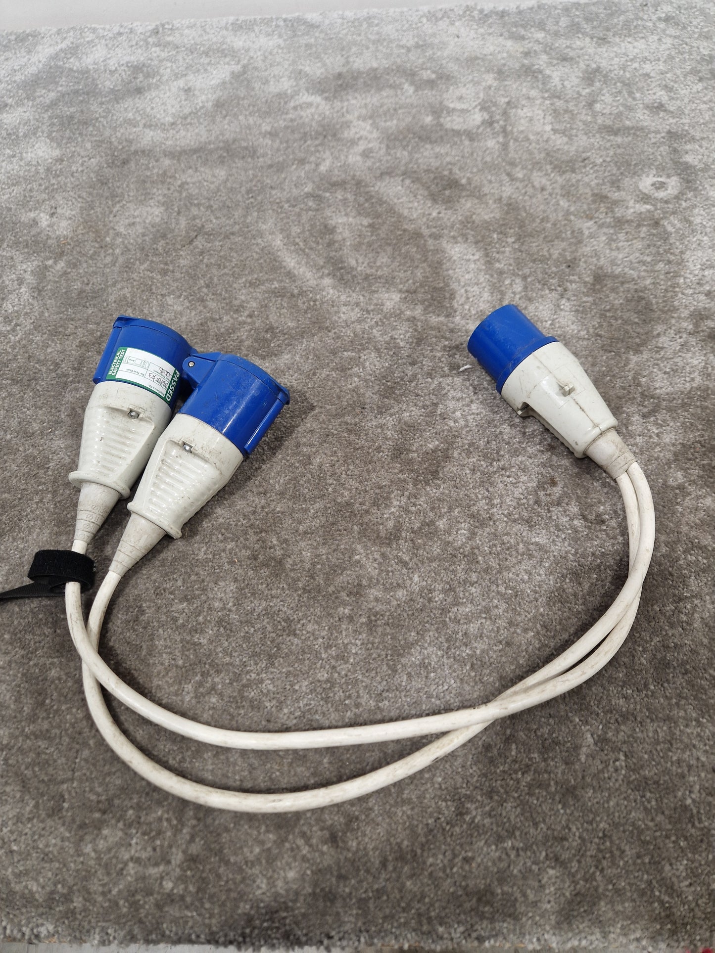 16 AMP 240V Plug TO-2X 16 AMP Socket Splitter - Heavy-Duty Power Distribution - Good