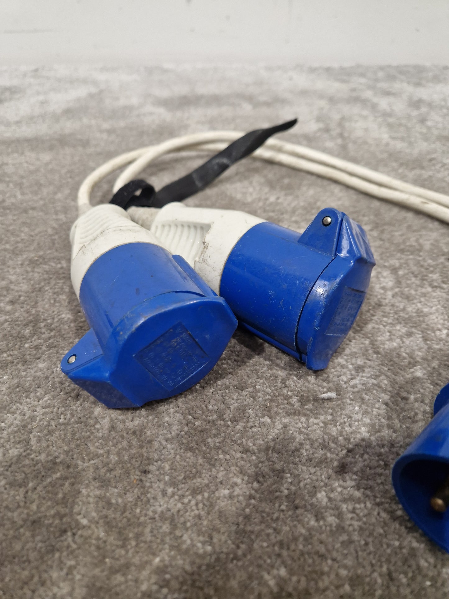 16 AMP 240V Plug TO-2X 16 AMP Socket Splitter - Heavy-Duty Power Distribution - Good