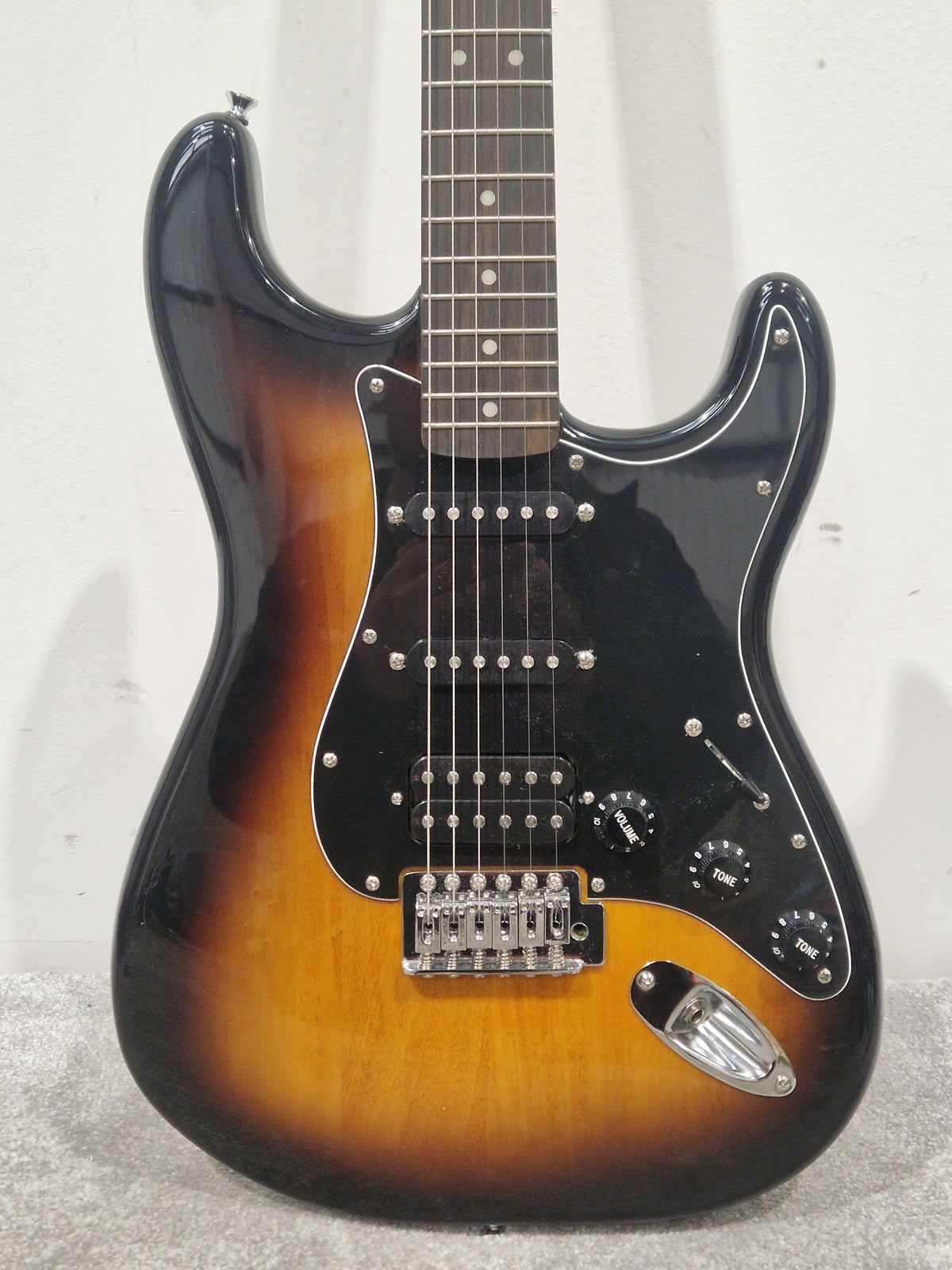 Fender Squier Strat Affinity - Classic Tone Electric Guitar - Excellent w/ Soft Case