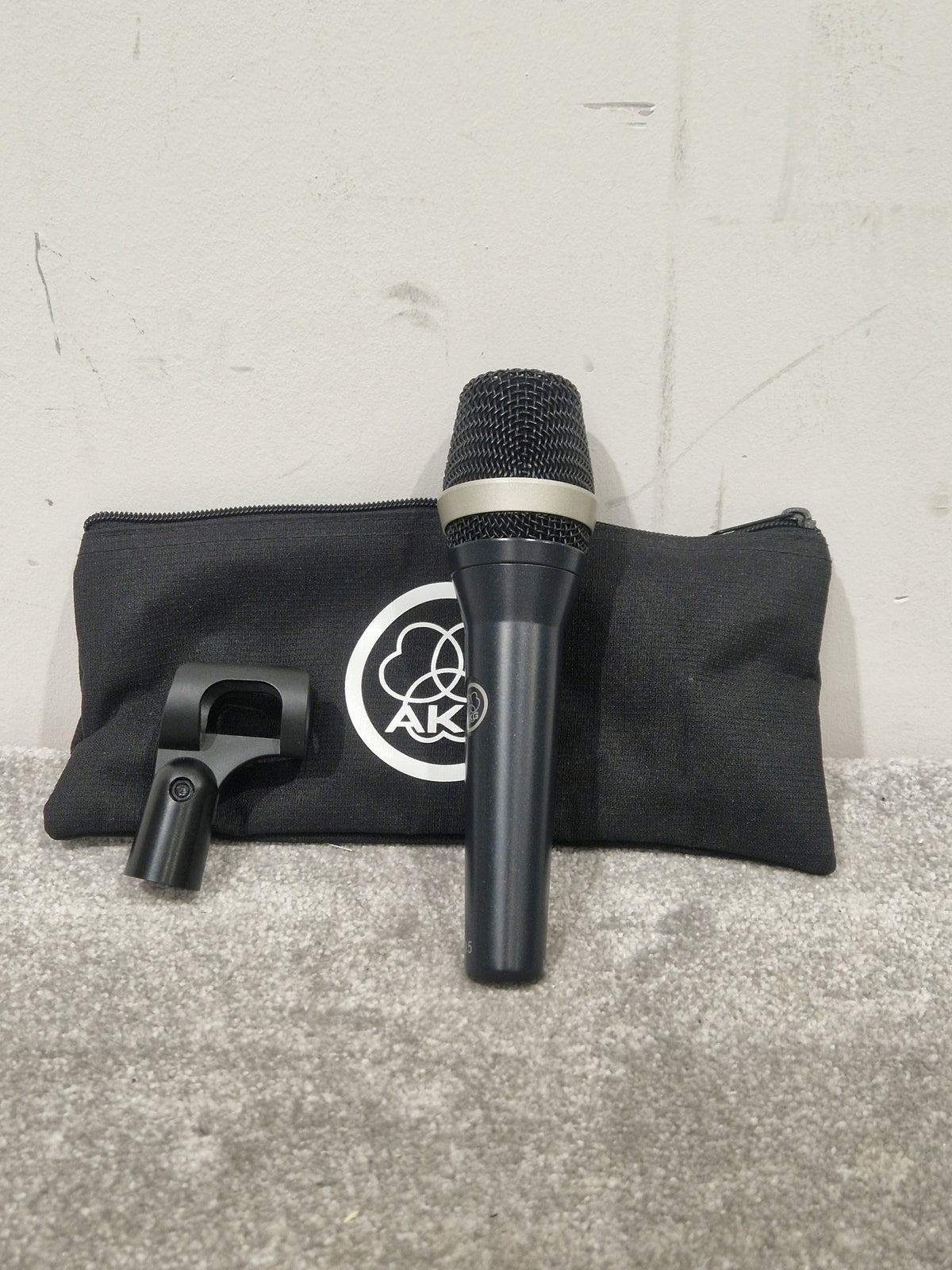 AKG D5 Dynamic Mic - Supercardioid Vocal Performance - Excellent w/ Soft Case & Mic Holder